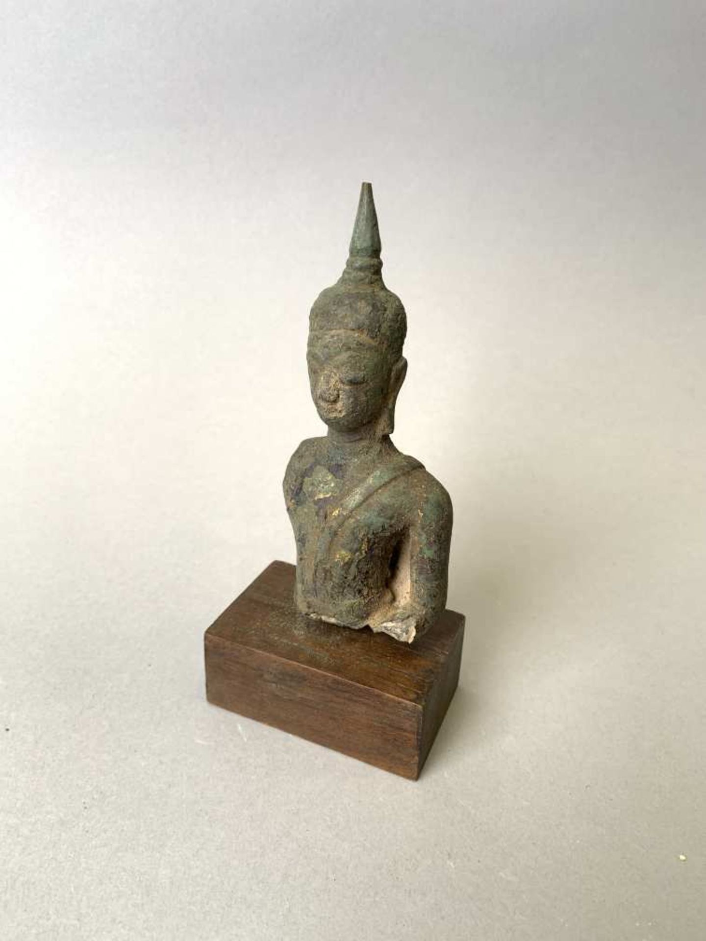 SIAM. Buste de Bouddha en bronze avec des restes d'or. Hauteur 11,7 cm. SIAM, période Sukhothai XIV-