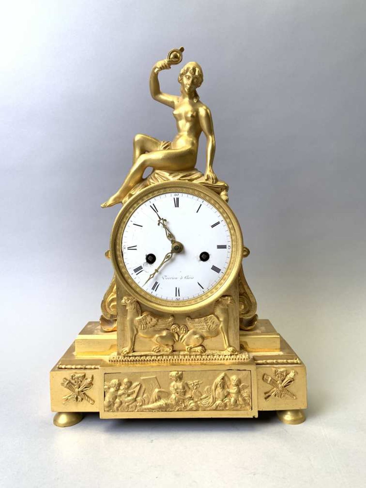 Pendule en bronze doré mouvement de Terrien à PARIS. Premier quart du XIXe siècle. H. 37 cm.