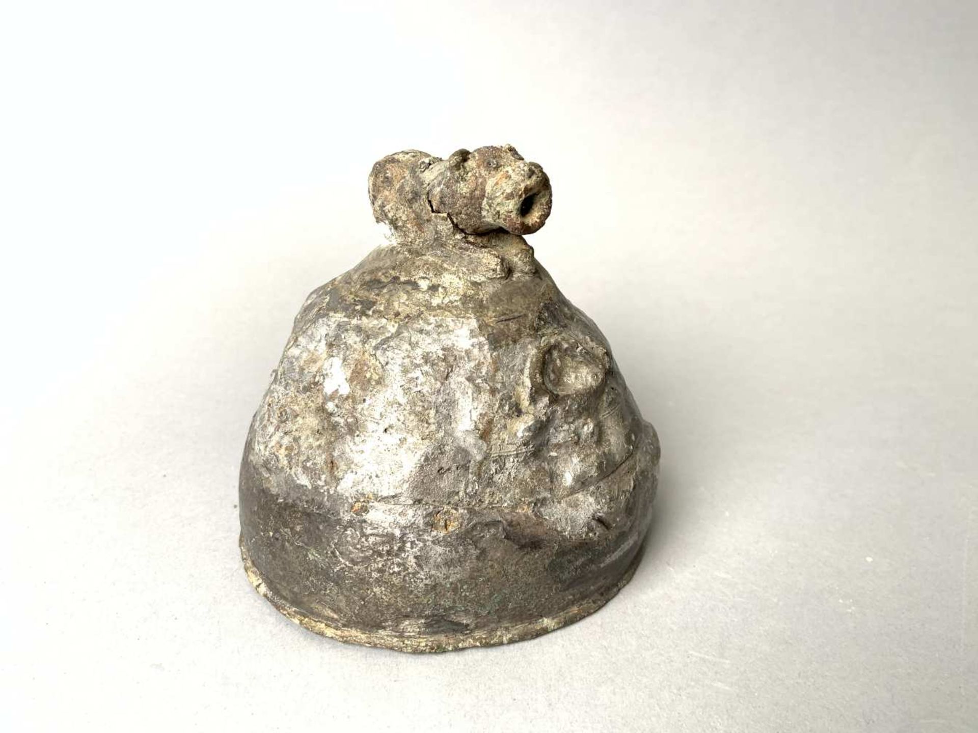 Petit casque en argent surmonté d'une tête animale. Hauteur 10 cm. Proche-Orient Ier millénaire