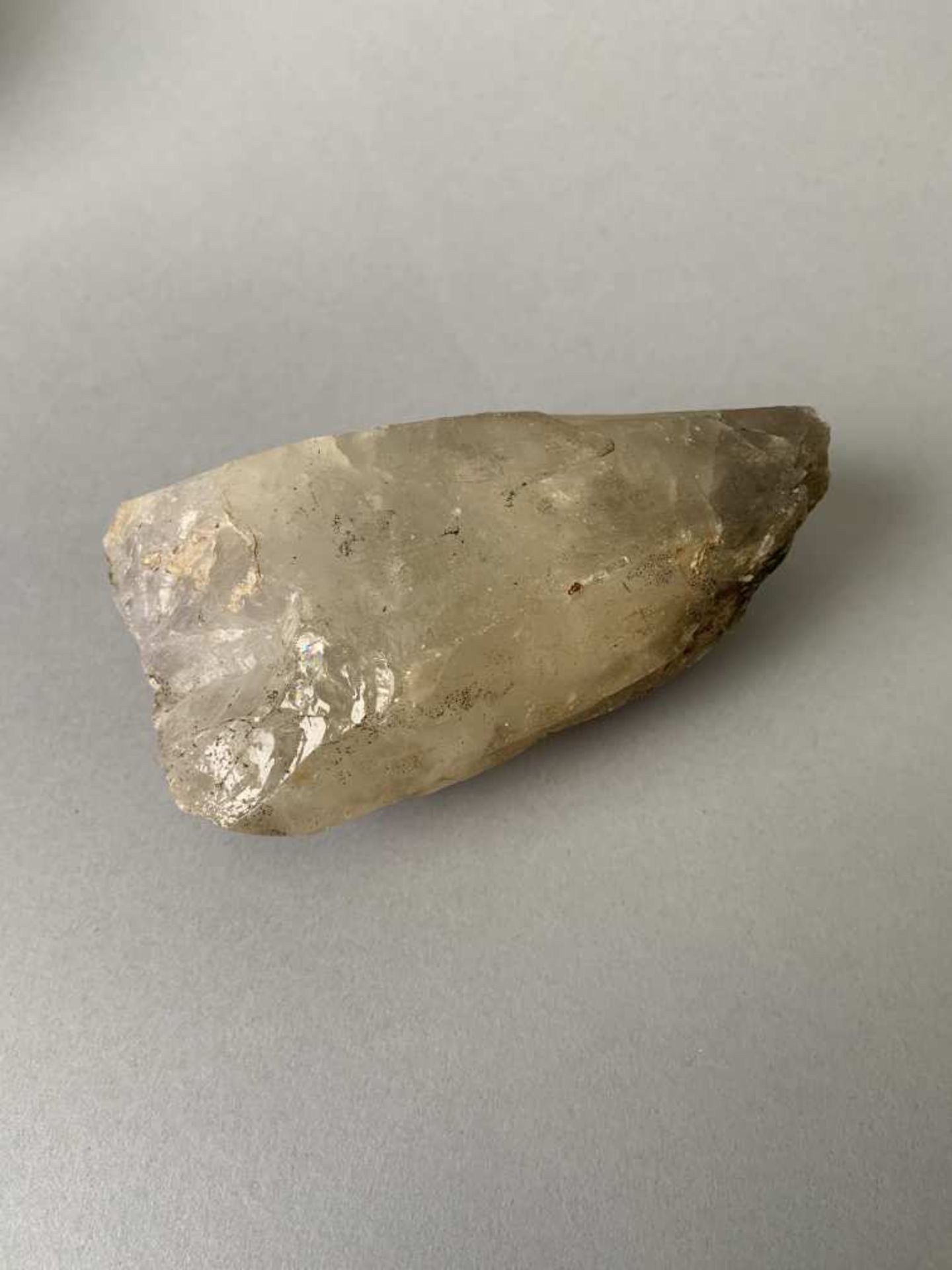 Rare Hache en quartz. longueur 11,4 cm. Epoque néolithique.