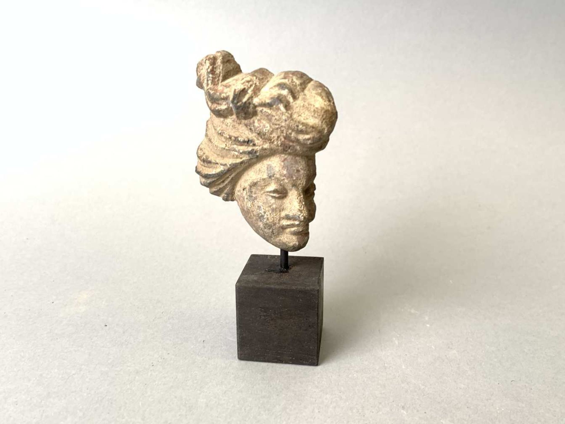 Tête de statuette en schiste. Hauteur 6,7 cm. Art gréco-bouddhique du GANDARA. IIIème au VIème