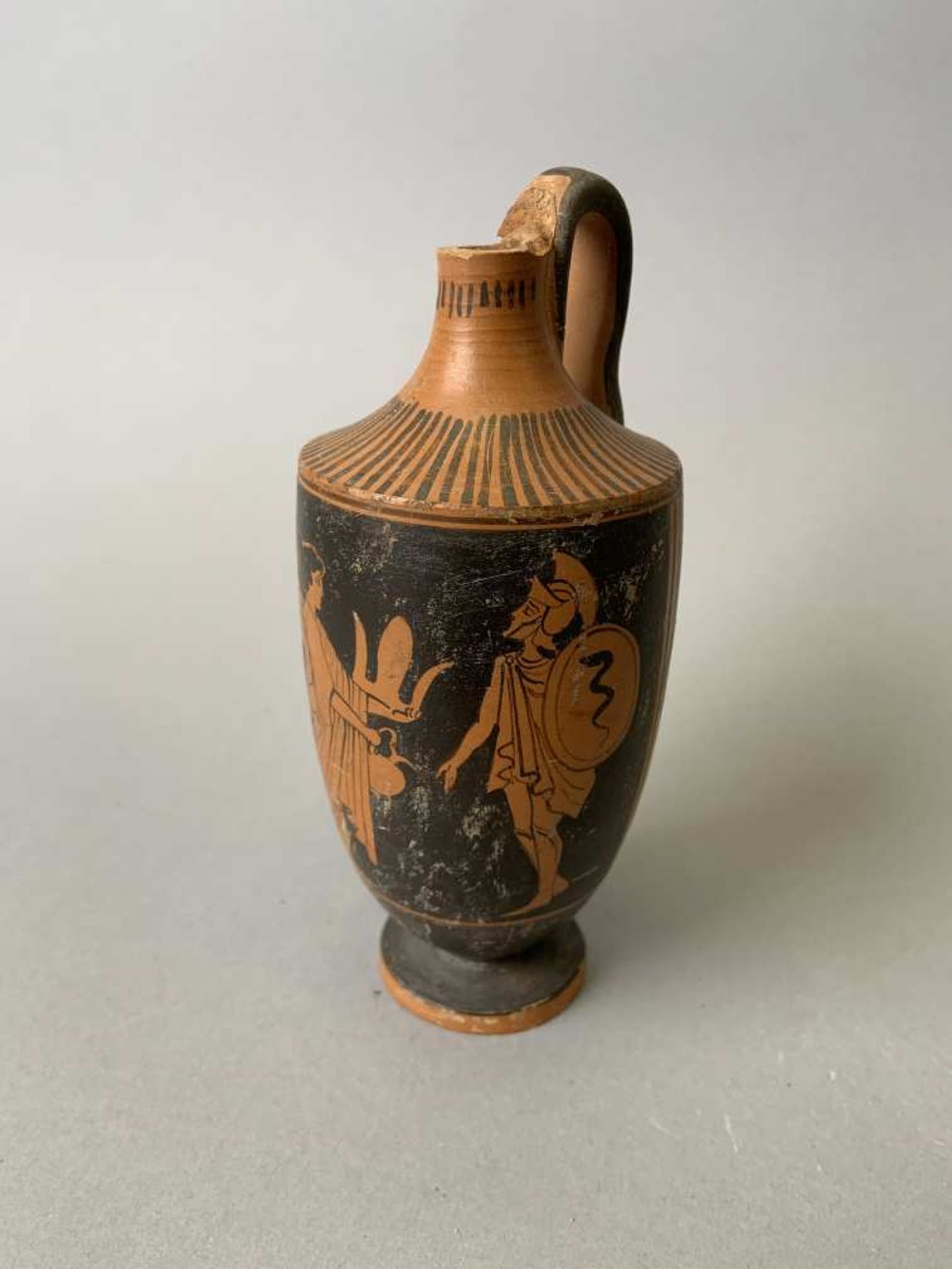 Vase en terre cuite représentant une déesse servant de l'eau à un guerrier. Hauteur 13,7 cm (