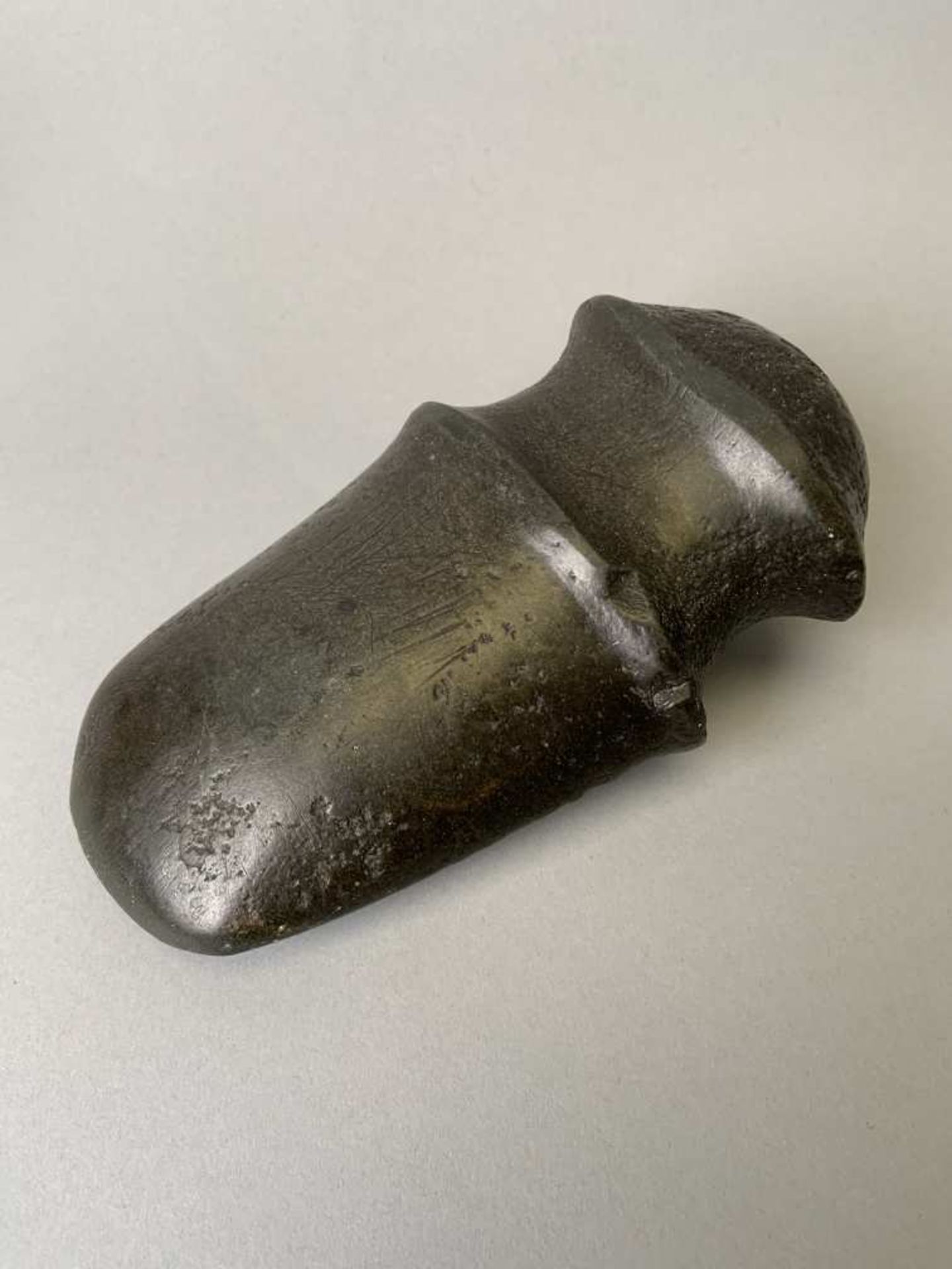 Imposante hache en pierre noire. Largeur 16,5 cm. Probablement utilisée comme arme, un manche y