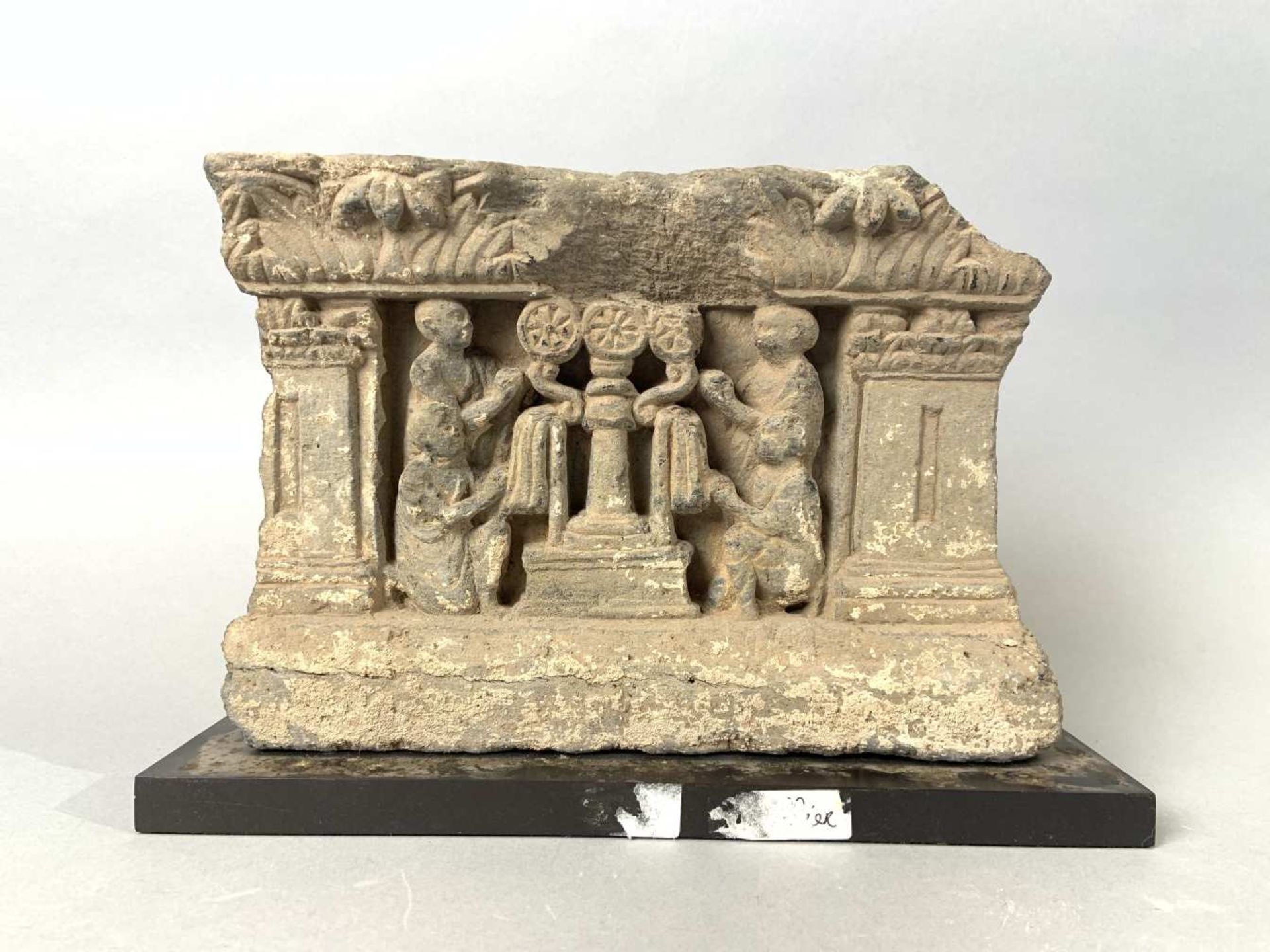 Fragment de bas-relief en schiste gris. Art greco-bouddhique du Gandhara, IIème, IIIème siècle.