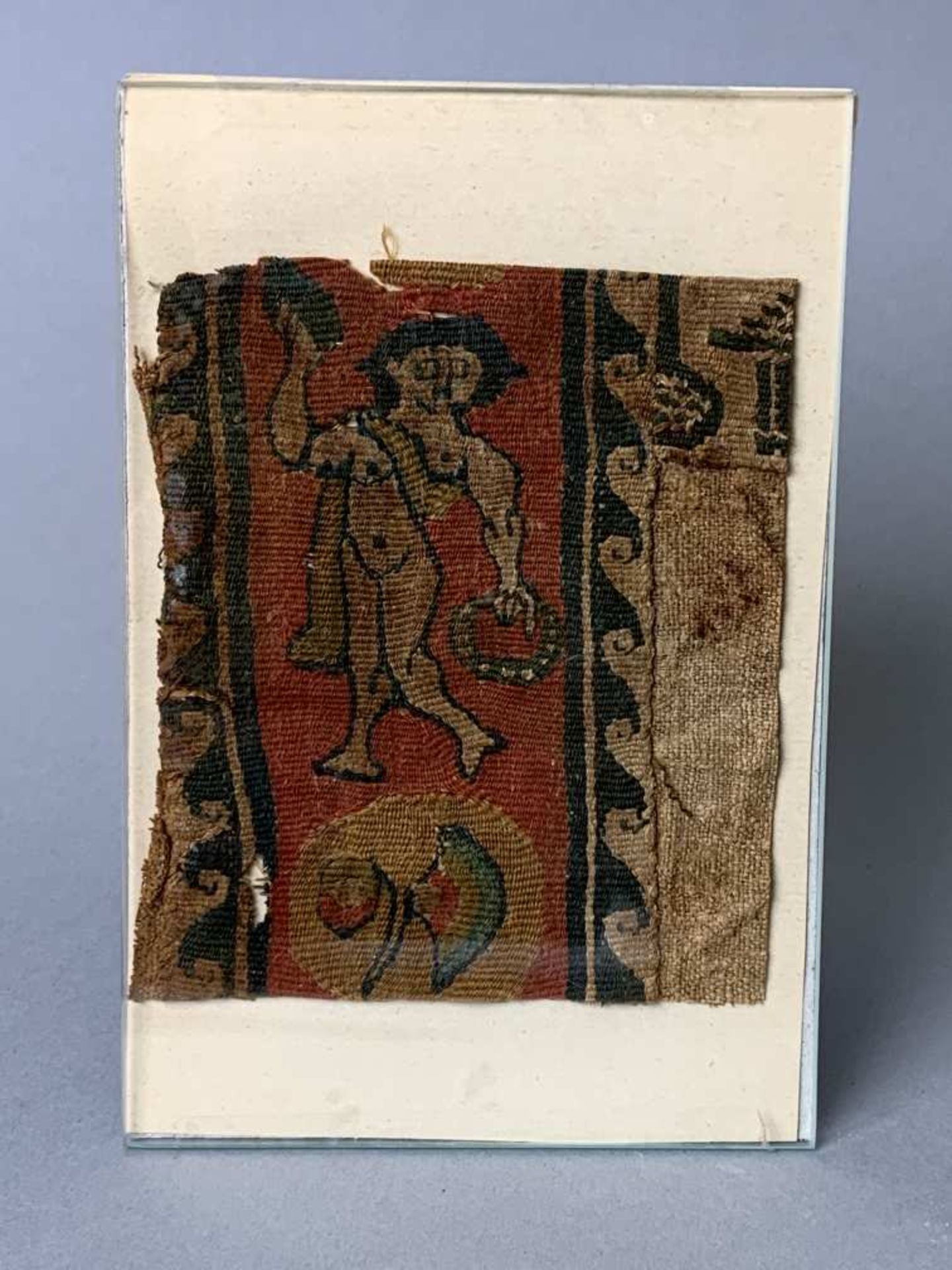 Fragment de tissu copte représentant une femme nue. Dimensions 10,3 sur 9,1 cm. Egypte, époque copte