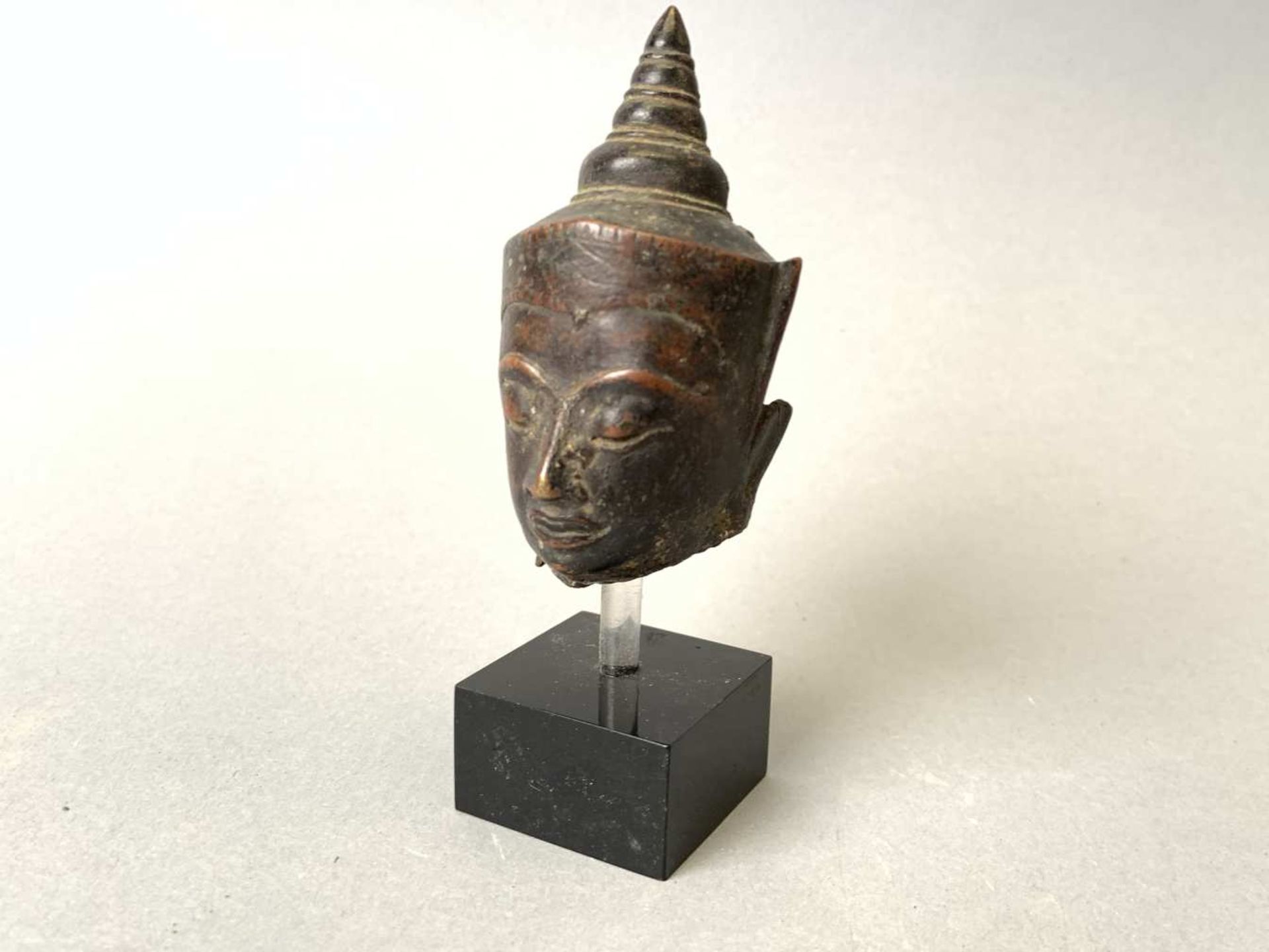 THAILANDE. Ancienne tête de Bouddha en bronze. Hauteur 7,5 cm. THAILANDE XVIII - XIXème siècle.