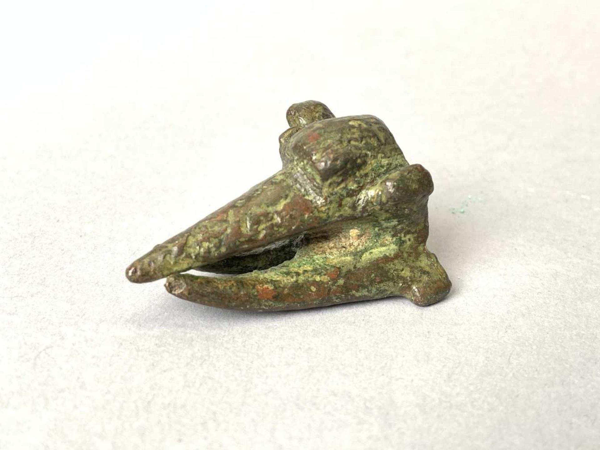 Tête d'échassier en bronze. Longueur 4,8 cm. Epoque romaine II - IIIème siècle après J-C.