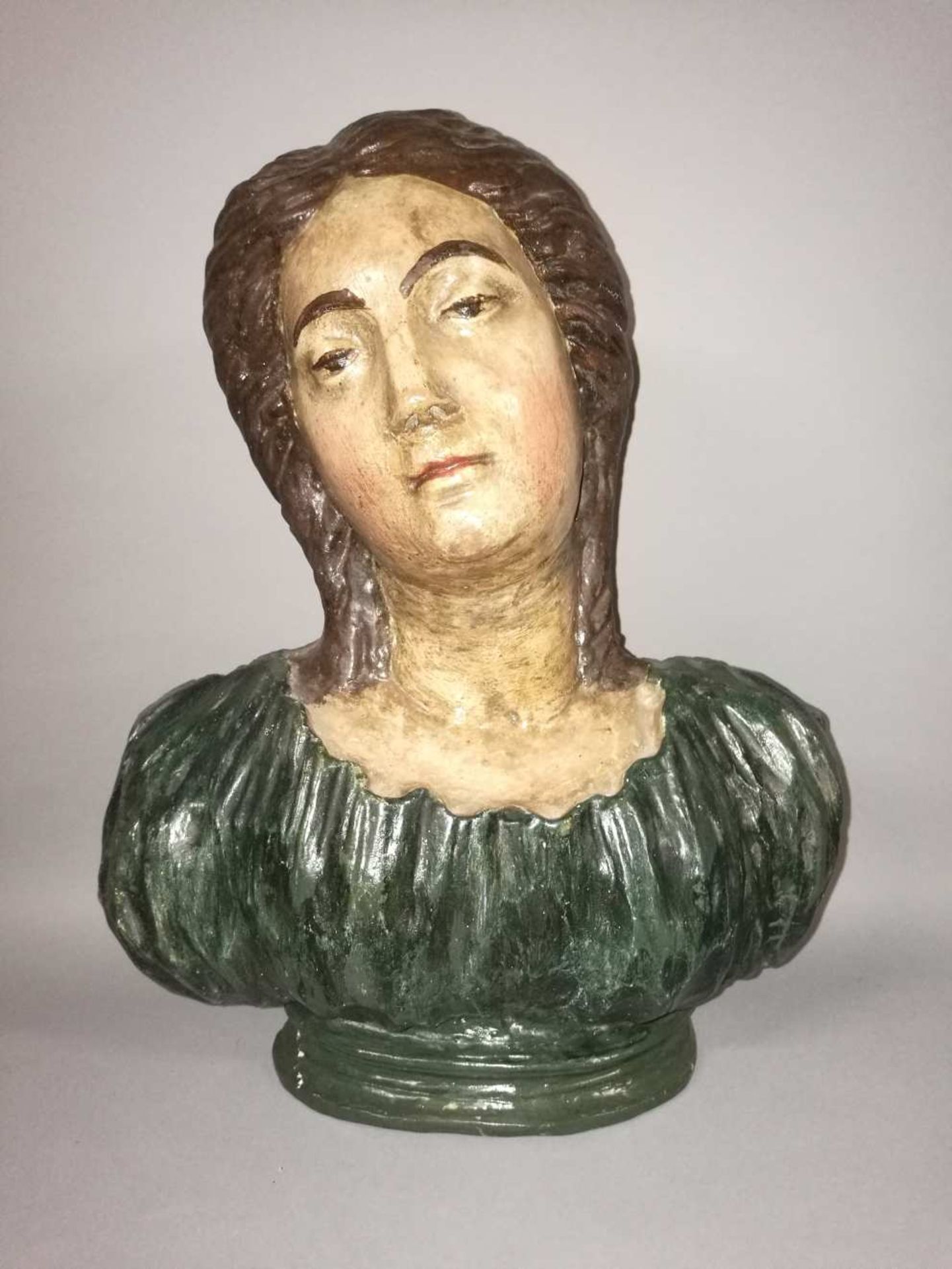 Buste de femme reposant sur une base. Plâtre polychrome. Probablement XIX siècle. H : 41,5 cm.