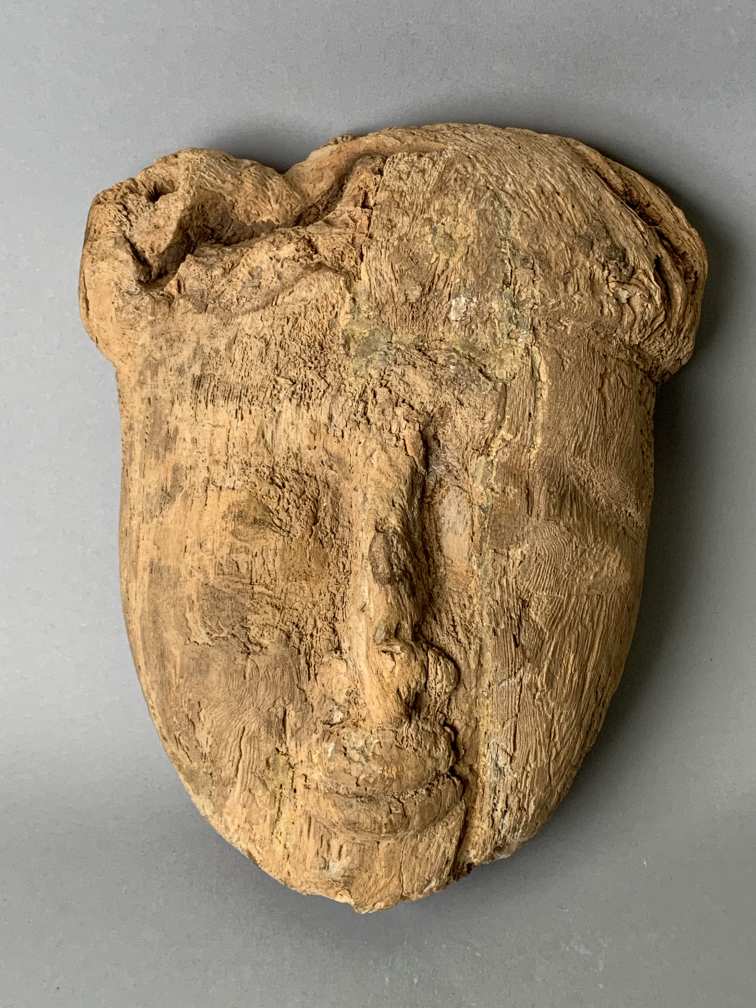 Masque de sarcophage en bois. Hauteur 22,3 cm. Egypte, XXII à XXX