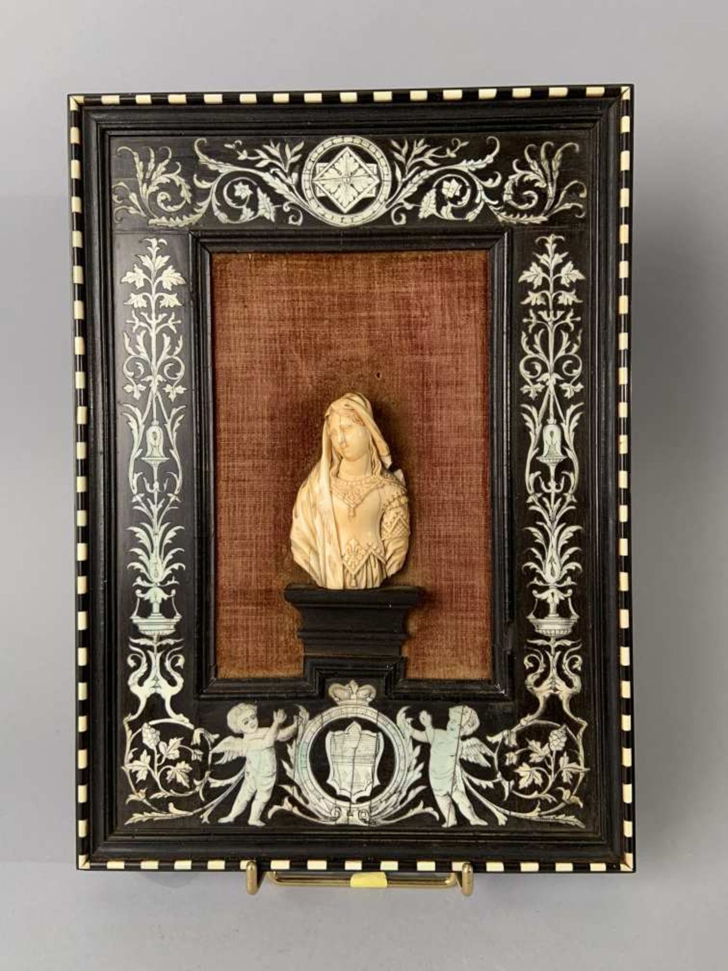 Buste de femme (Marie-Madeleine ?) en ivoire sculpté. Italie, XVI/XVIIe siècle. Sur fond de velours,
