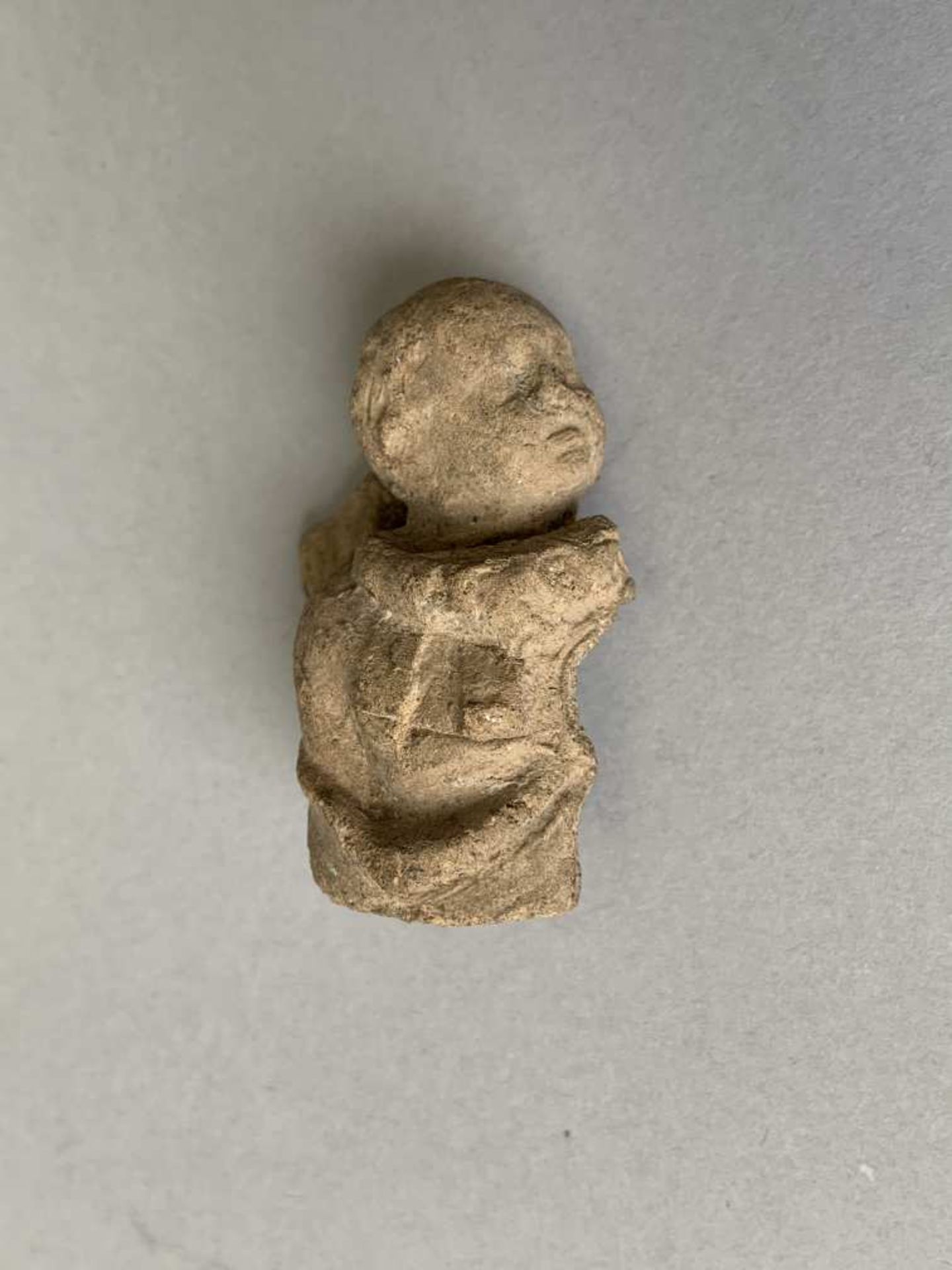 Buste d'enfant en terre cuite. Hauteur 5.2 cm. Epoque romaine IIème -IIIème siècle après J-C.
