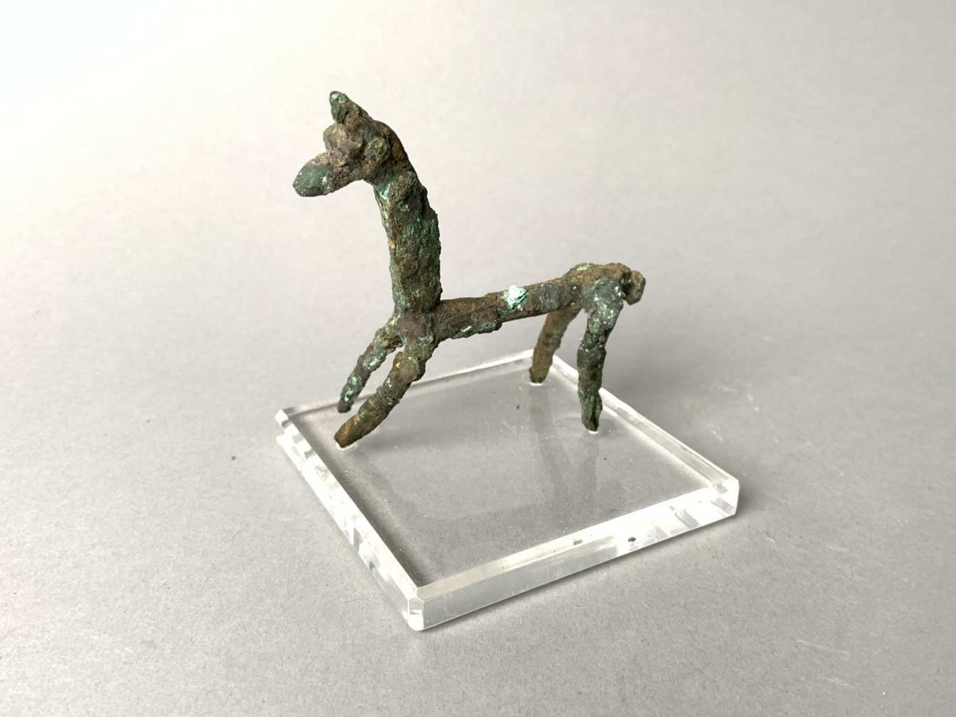 IRAN. Grande statuette stylisée de cheval en bronze. Hauteur 8,2 cm, Largeur 8,5 cm. IRAN,