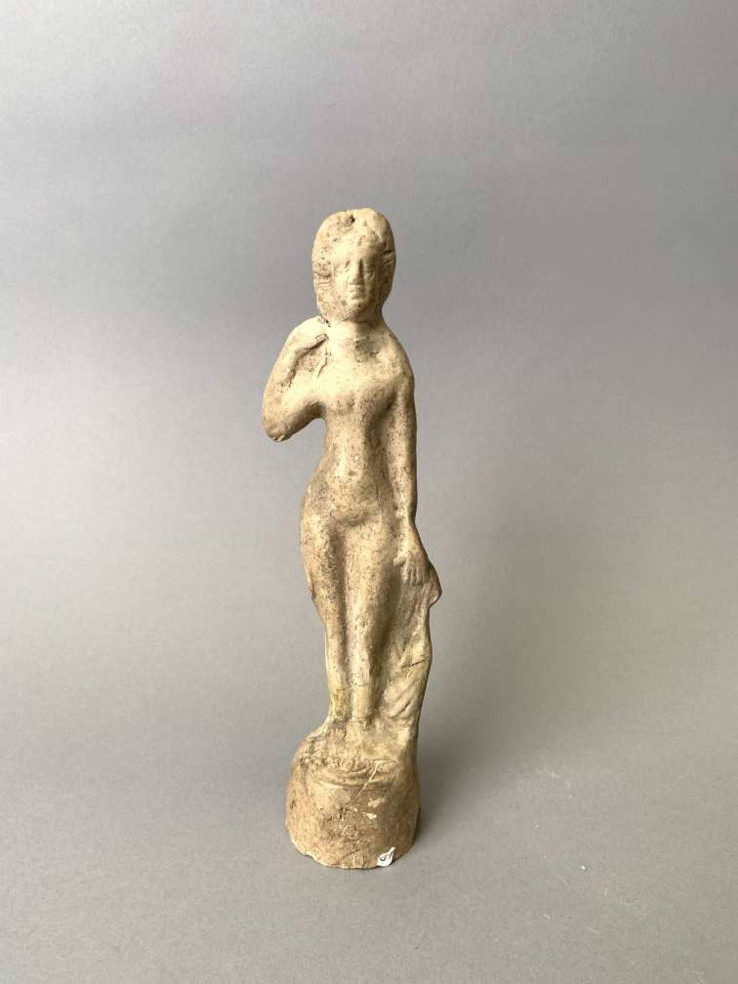 Grande statuette en terre blanche de l'Allier, figurant une Vénus anadyomène (sortie des eaux.