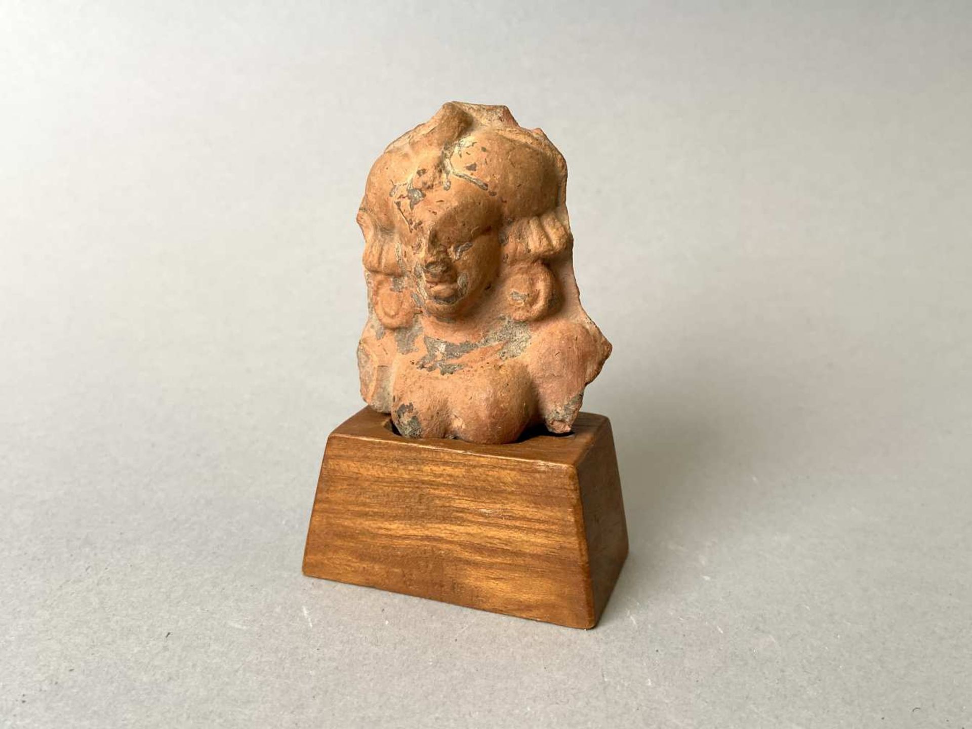 INDE. Buste de statuette en terre cuite. Hauteur 5,8 cm. INDE, Dynastie Shunga. 185 à 73 avant J-C.