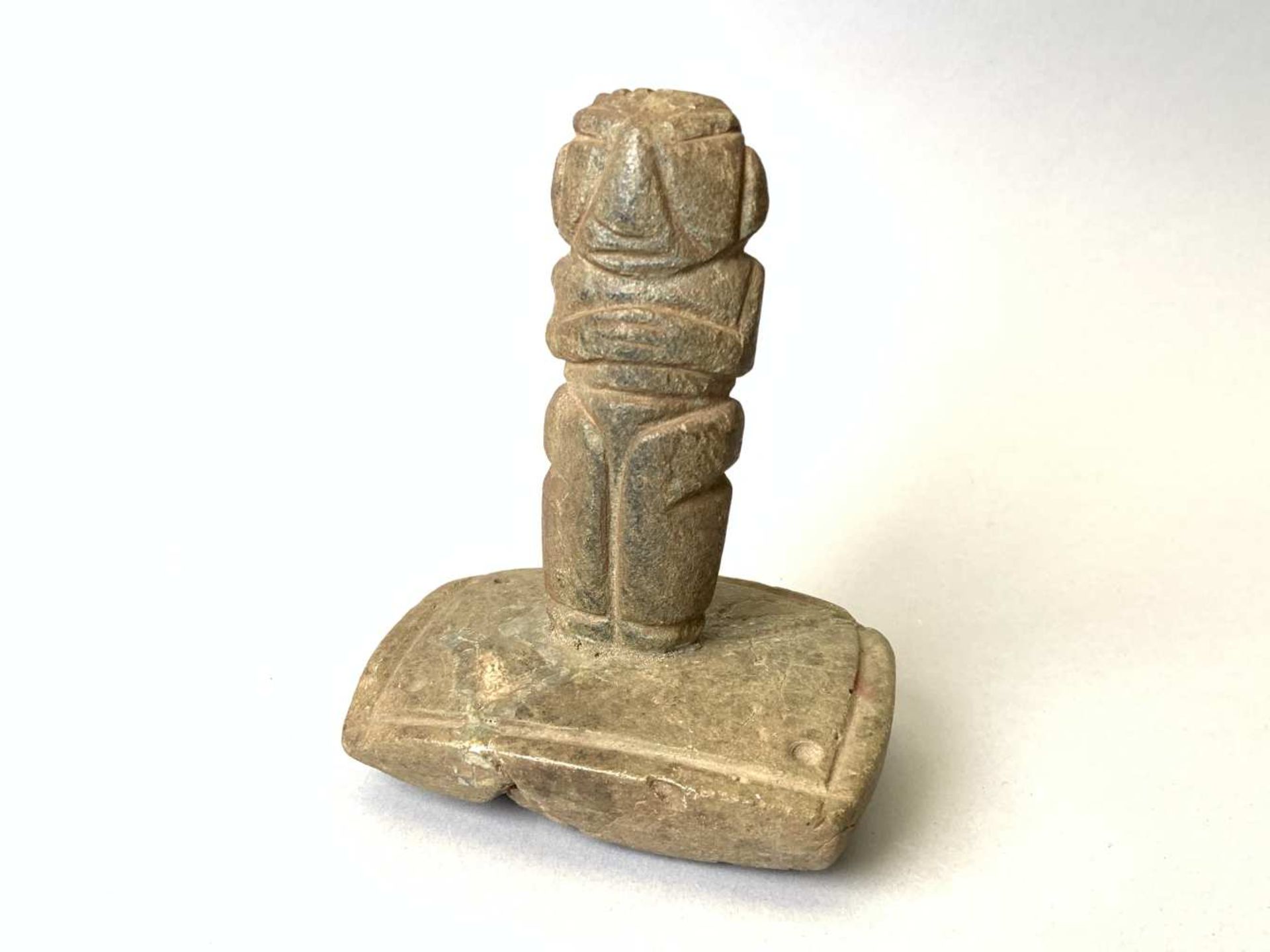 MEXIQUE. Rare représentation d'une statuette dite Mezcala sur son support. Elle est en pierre verte.