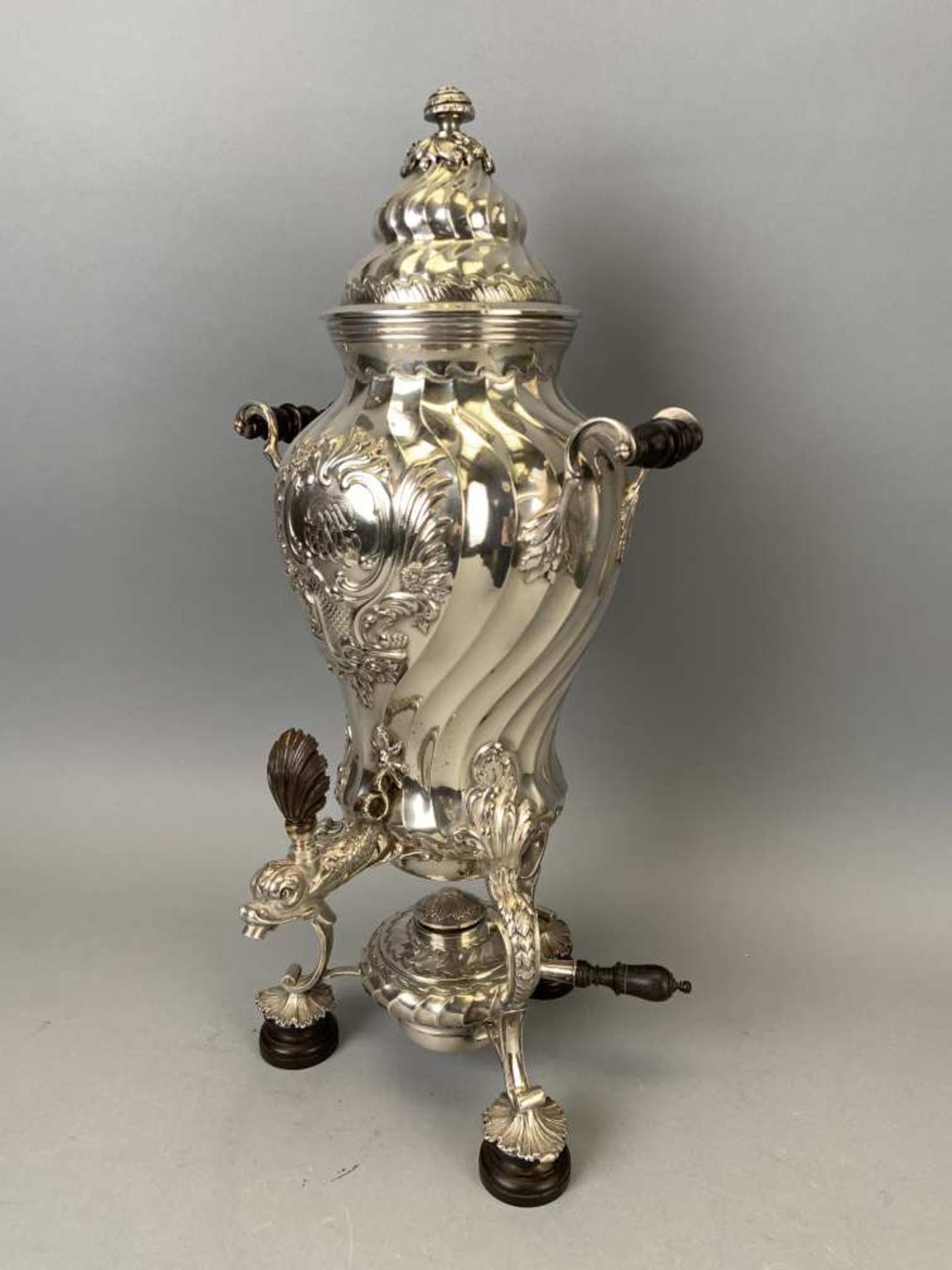 Maison BOIN-TABURET. Samovar en métal argenté. Modèle balustre à côtes torses, deux anses à