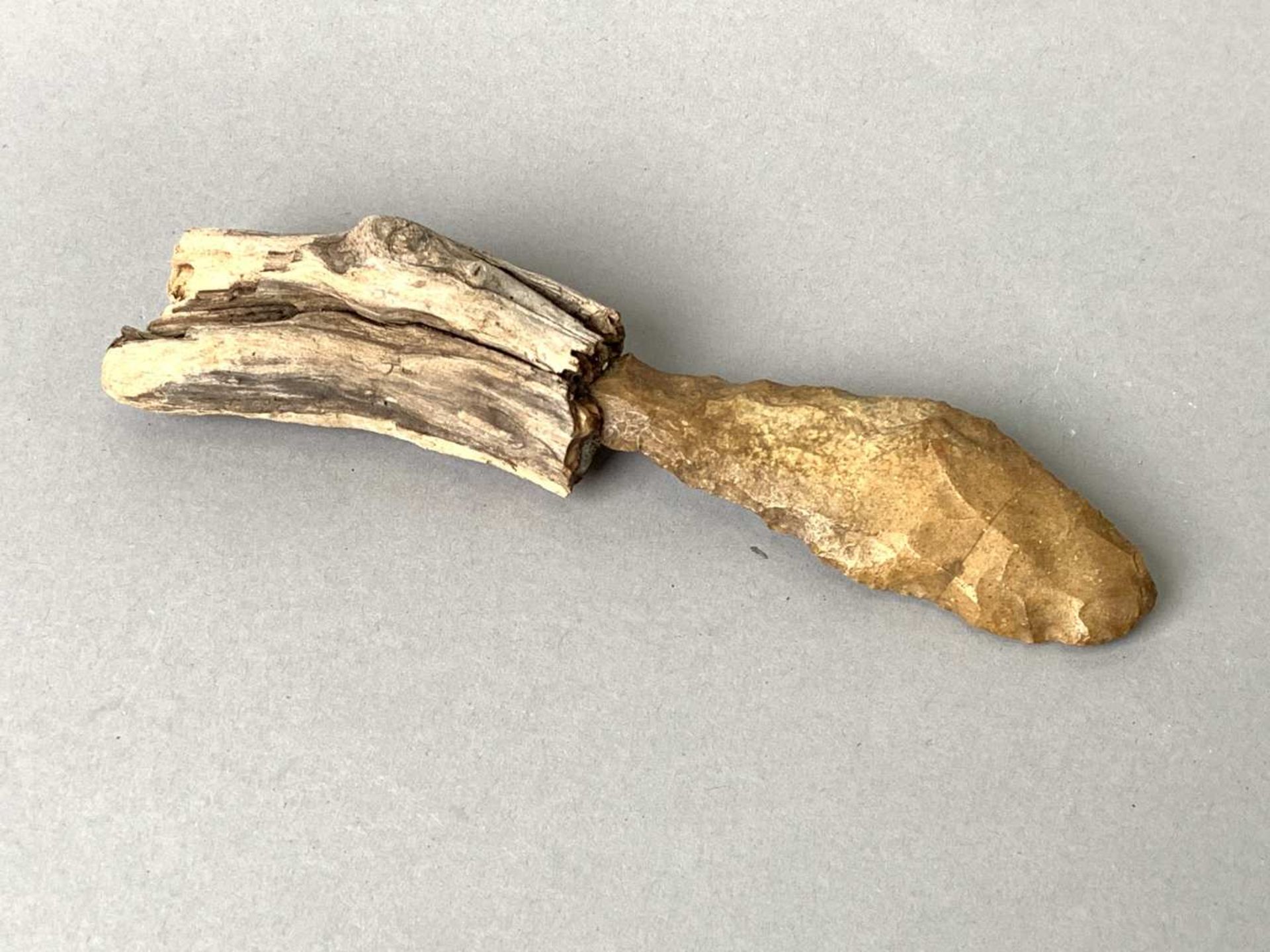 Couteau en silex. Largeur 16,5 cm. Egypte, époque prédynastique, IV ème millénaire avant J-C.