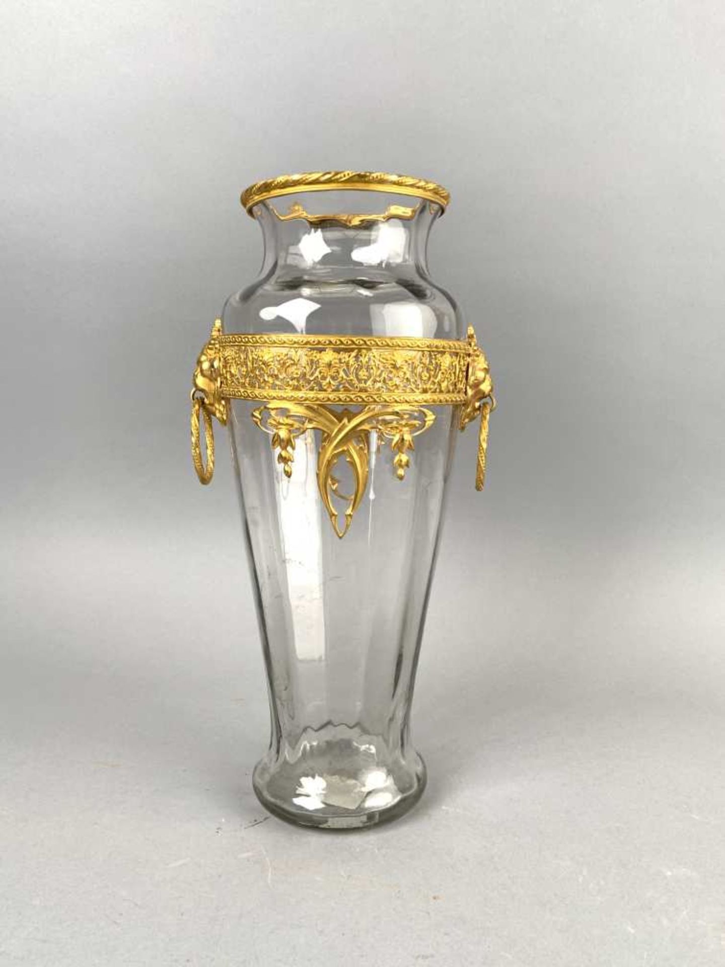 Vase en verre facetté enrichi d'une bordure et monture en métal doré à frise de palmettes