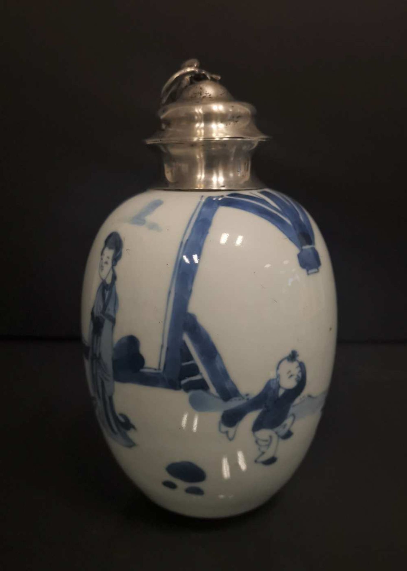 Petit vase en porcelaine bleu blanc et sa monture en argent Chine, époque Kangxi (1662-1722) De