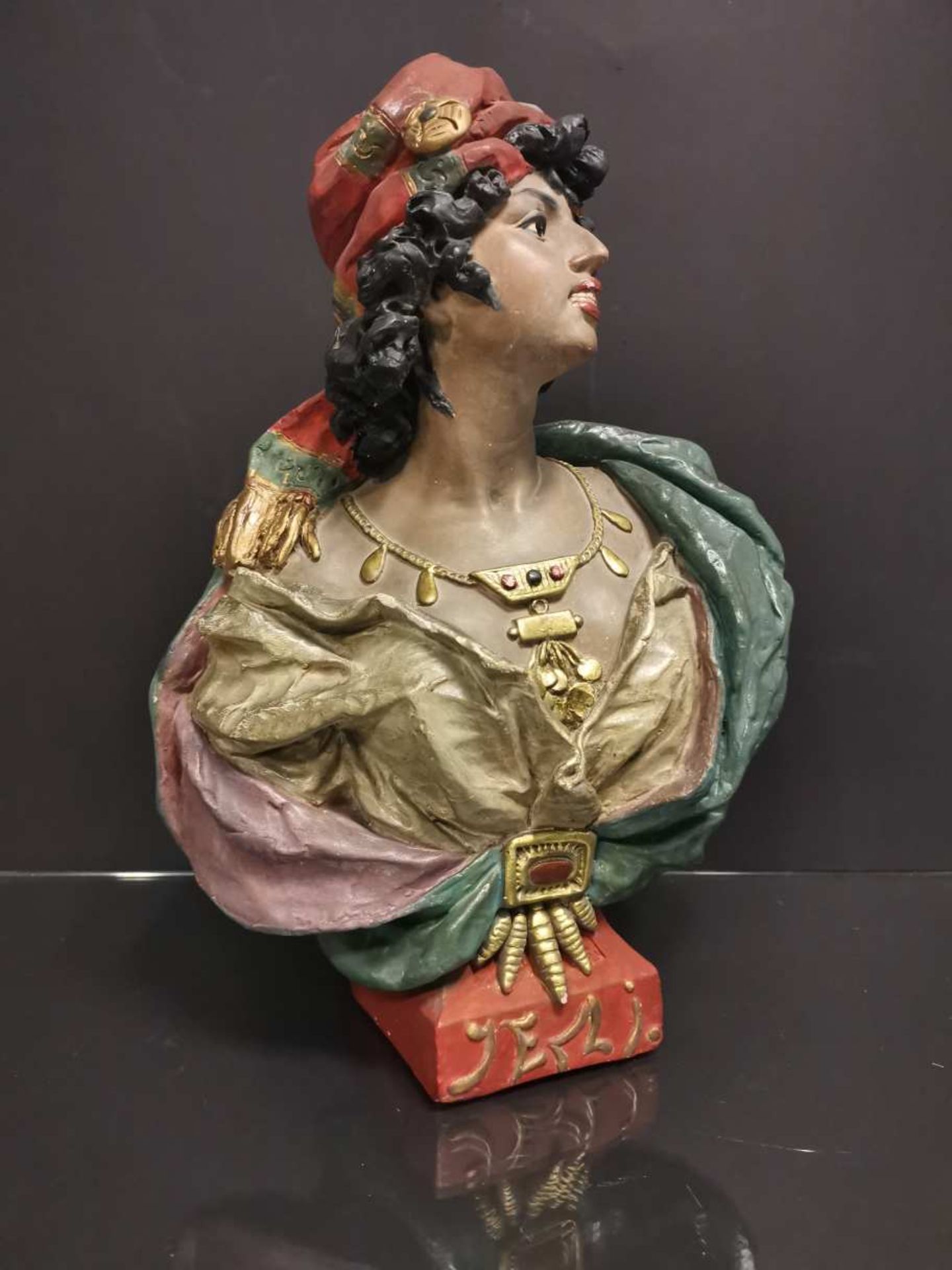 Buste de jeune femme orientale. Plâtre polychrome. H. : 45 cm.