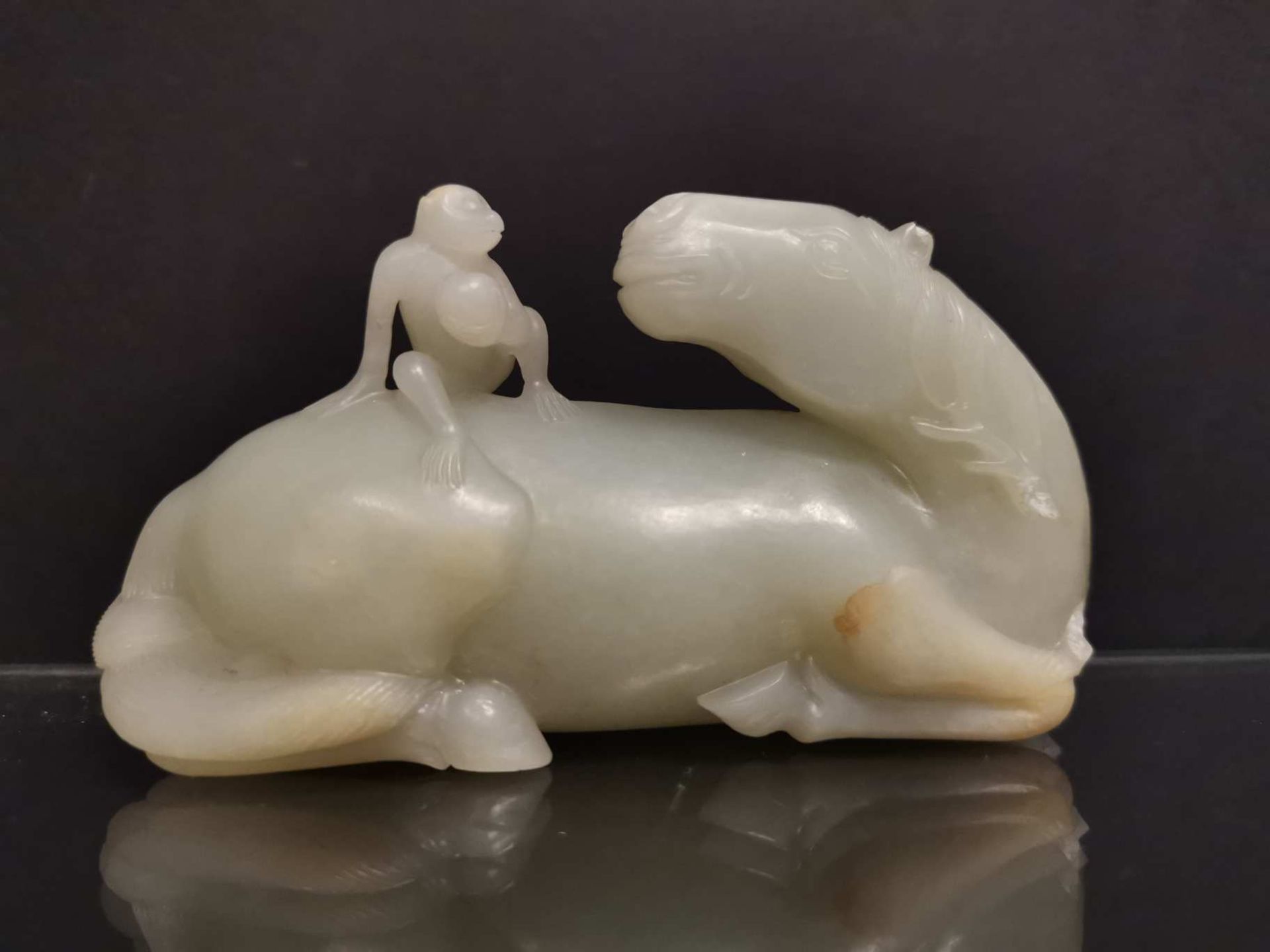 Groupe en jade céladon pâle Chine, XVIIIème-XIXème siècle Représentant un cheval couché, la tête