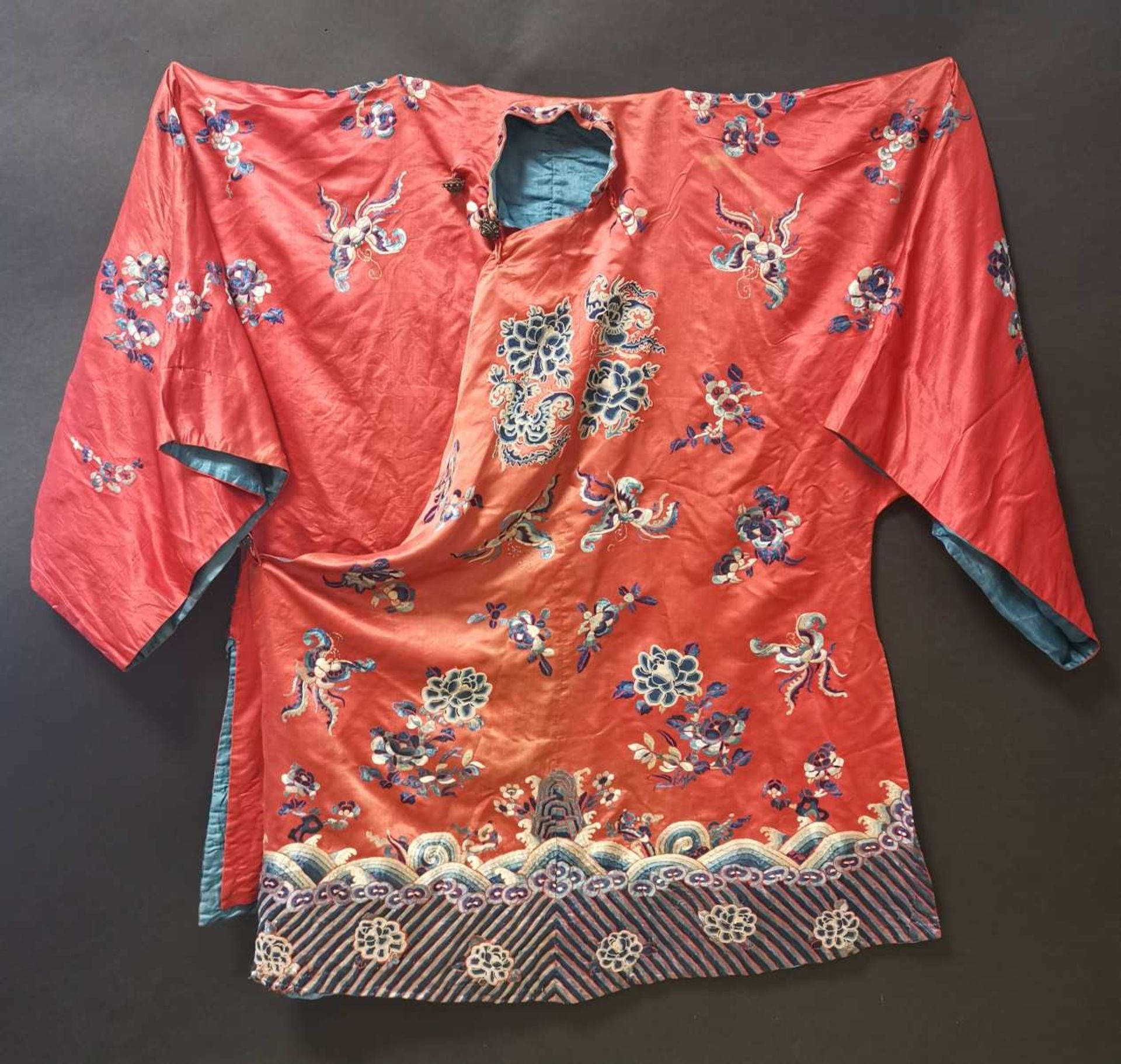 Veste en soie rouge brodée Chine, début du XXème siècle A décor brodé de soie bleue de fleurs et