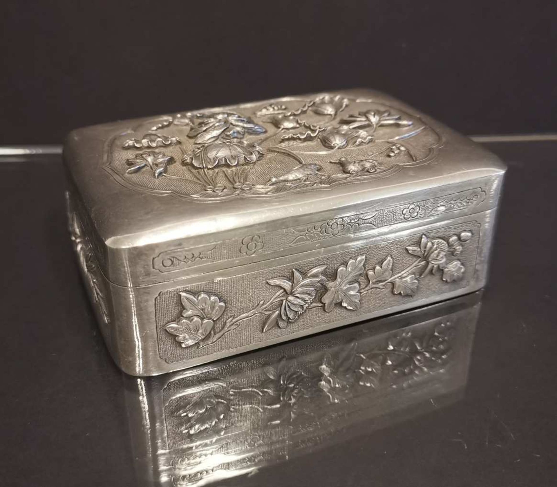 CHINE. Boite en argent à décor de fleurs de lotus. 4 x 11,5 x 7,5 cm. Poids : 180g.