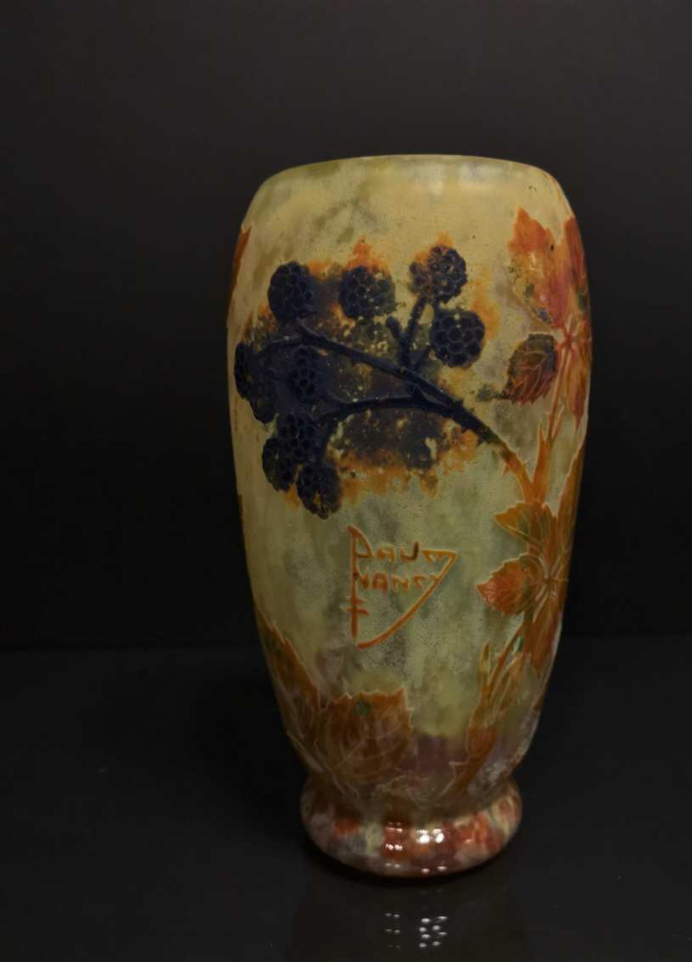 DAUM Nancy " Mûres " Vase ovoïde reposant sur talon et à large col annulaire. Épreuve en verre