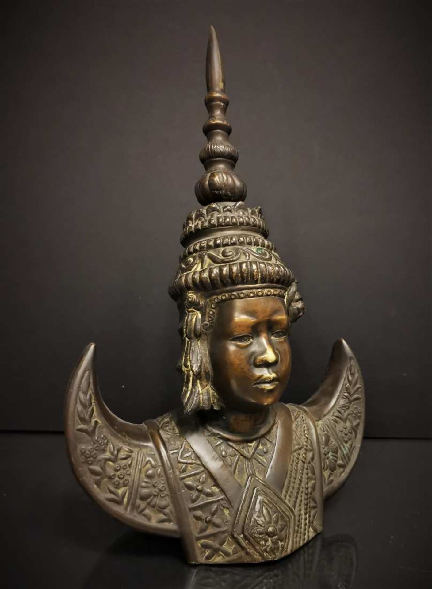 VIETNAM. Buste d'une danseuse apsara. Bronze. H. : 36 cm.