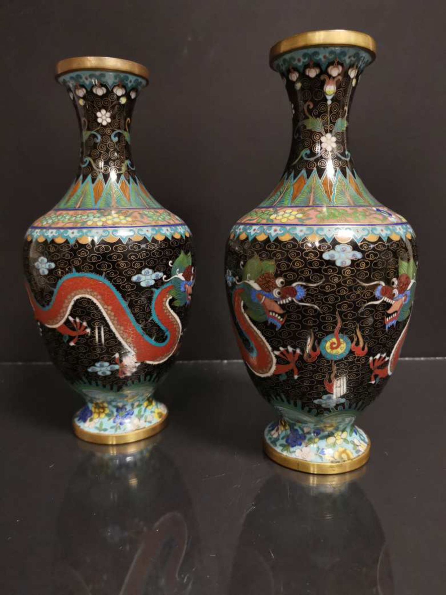 CHINE. Paire de petits vases balustre à décor de deux dragons poursuivant la perle sacrée à fond