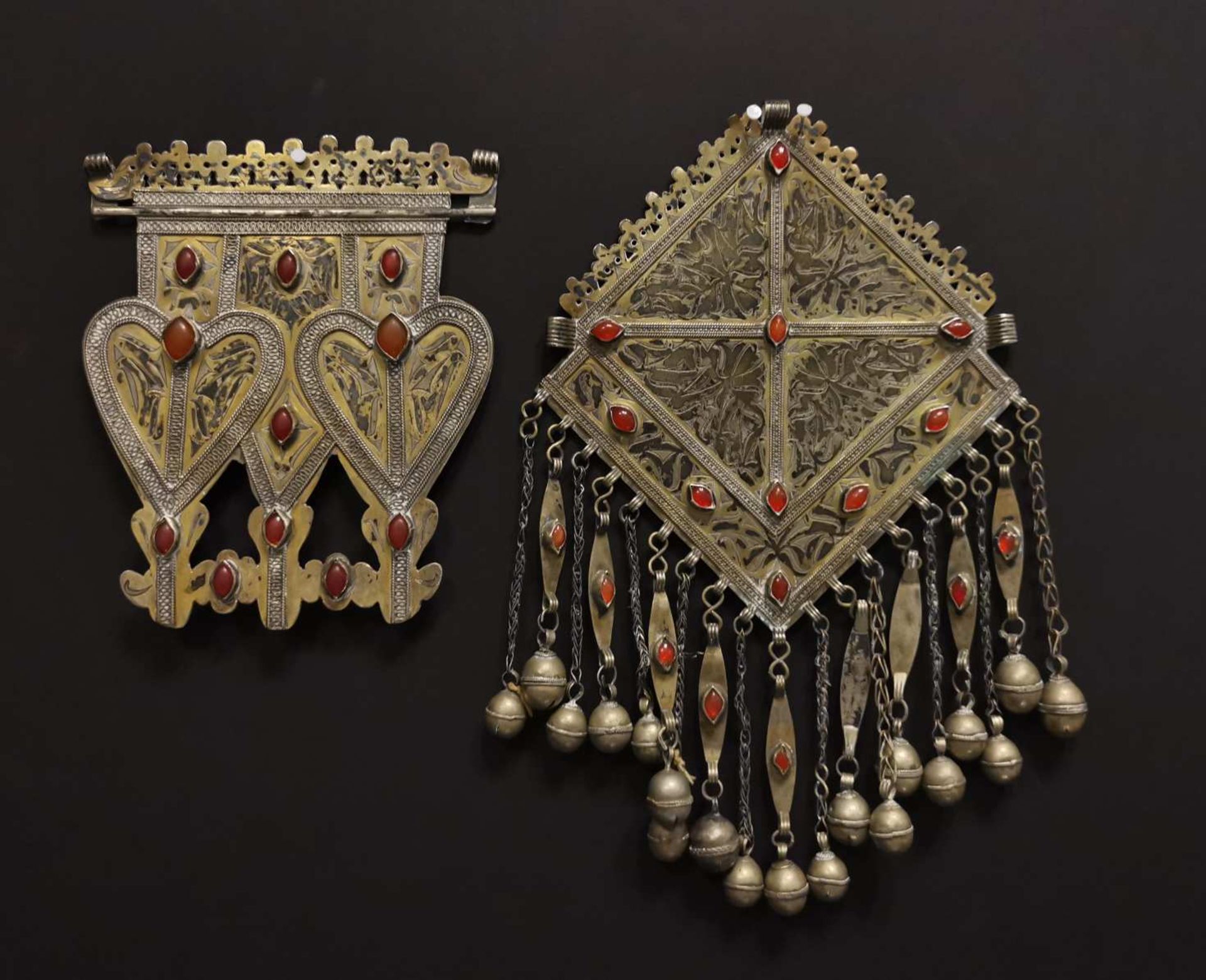 TURKMENISTAN. Deux pectoraux en métal doré à décor ajouré, le premier à motifs cordiformes et