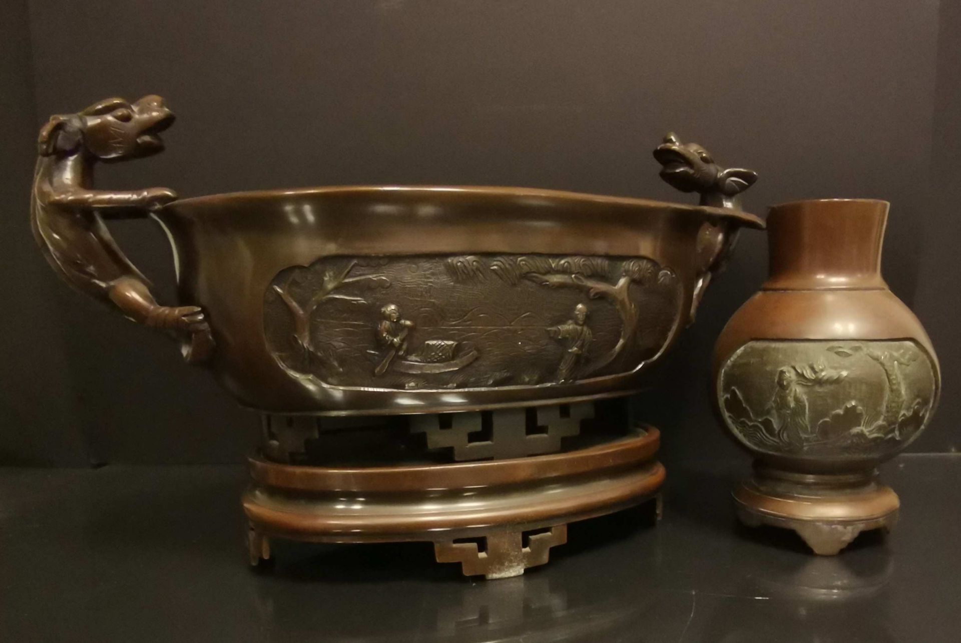 VIETNAM. Grande coupe et son socle à décor de deux prises agrémentées de Shilong, la panse à décor