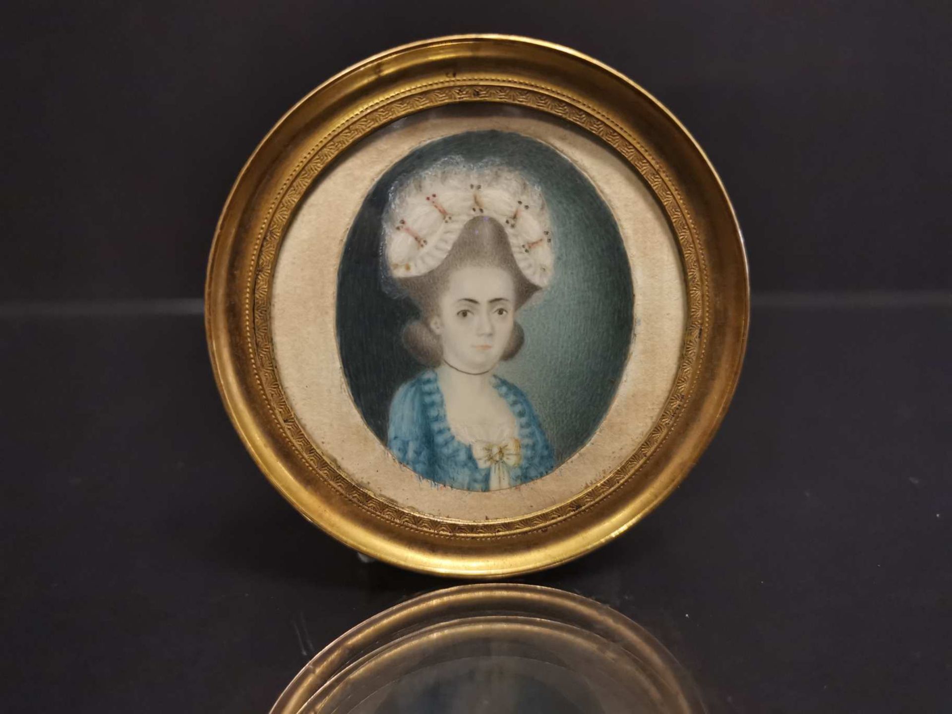 Ecole Française de la fin du XVIIIe siècle. Portrait de Madame Jean Verny. Miniature sur ivoire