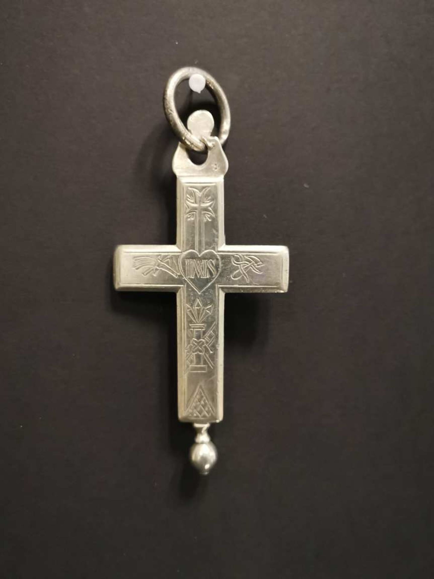 Croix de moniale à décor d'une Vierge de piété et des instruments de la Passion ainsi qu'un coeur