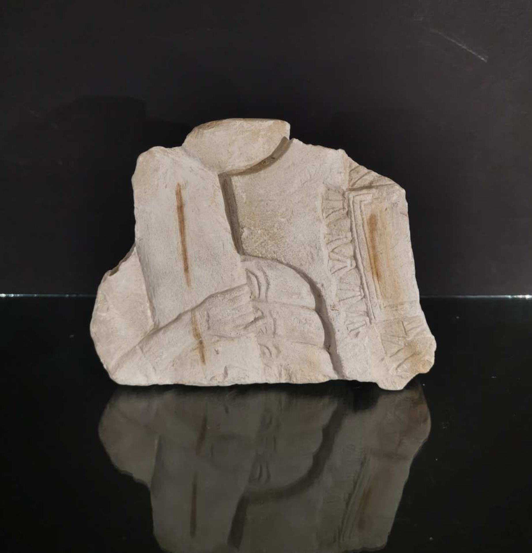 Fragment de bas relief orné d'une scène probablement funéraire représentant des hommes portant un