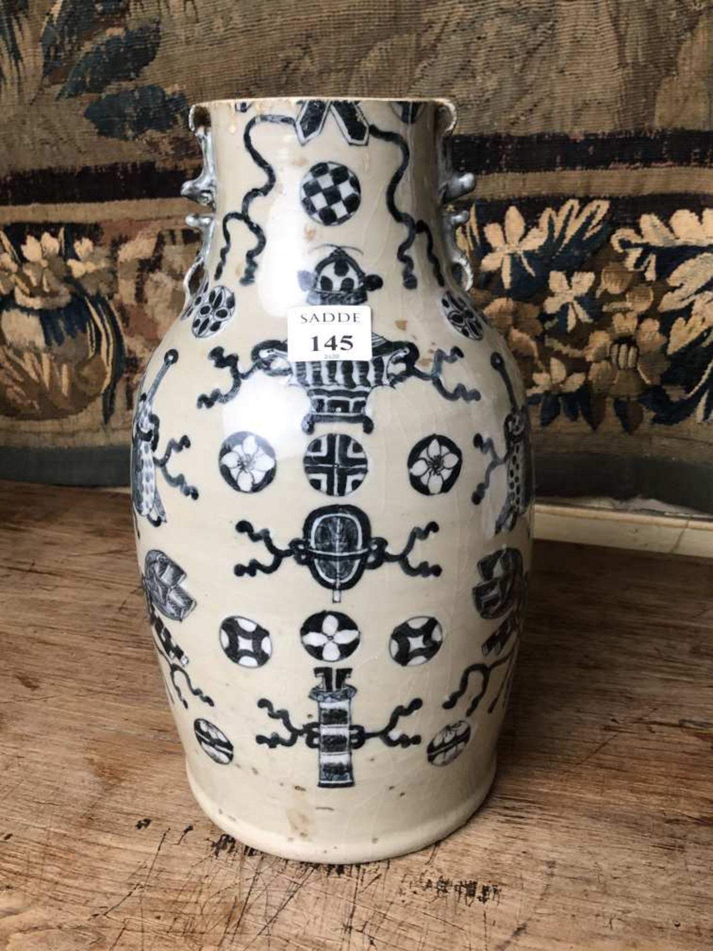 CHINE. Vase en porcelaine à décor de motifs traditionnels et instruments de musique en bleu sur fond