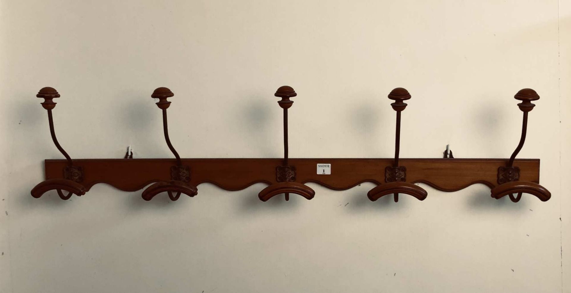 Porte-manteaux et porte-chapeaux en bois à cinq patères en bois et métal. L. 115 cm. Début XXe