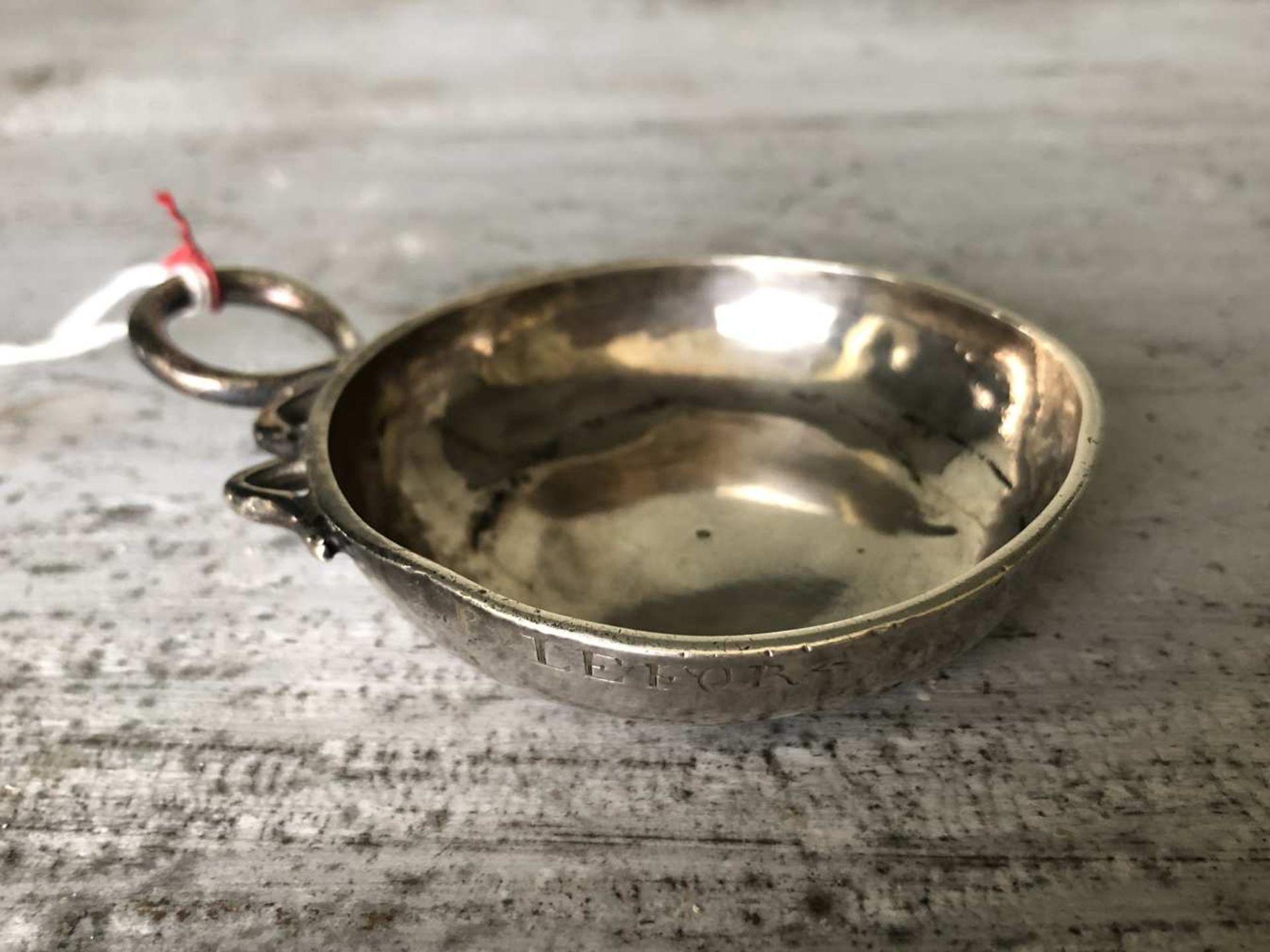 Tasse à vin en argent massif à prise simulant un serpent stylisé, porte l'inscription "P. Lefur".