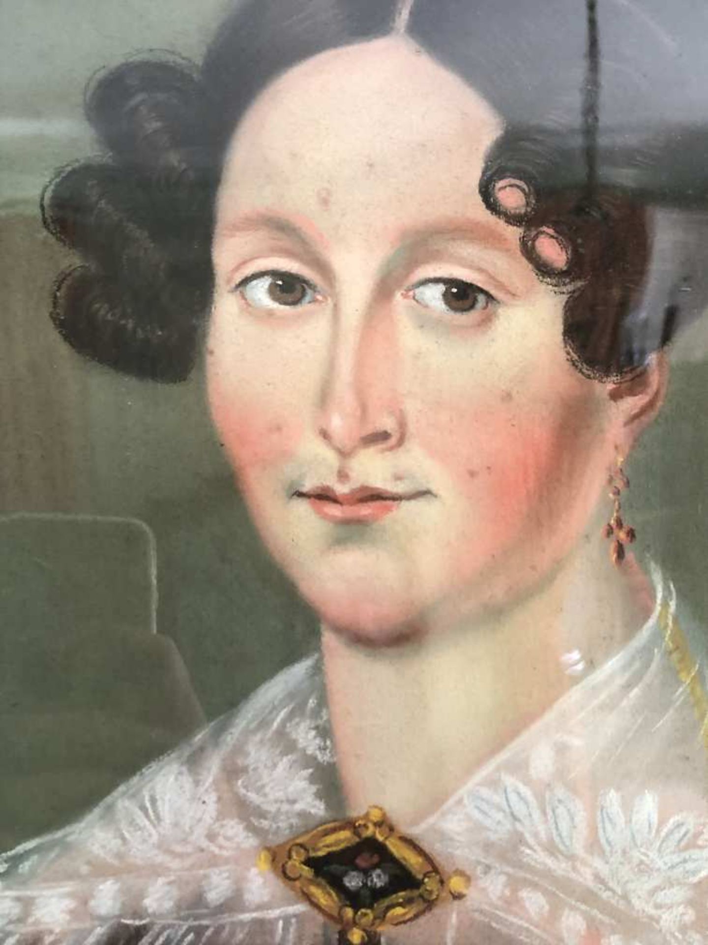 Ecole française du XIXe siècle. Portrait de dame. Pastel encadré sous verre. 54 x 45 cm. Cadre en