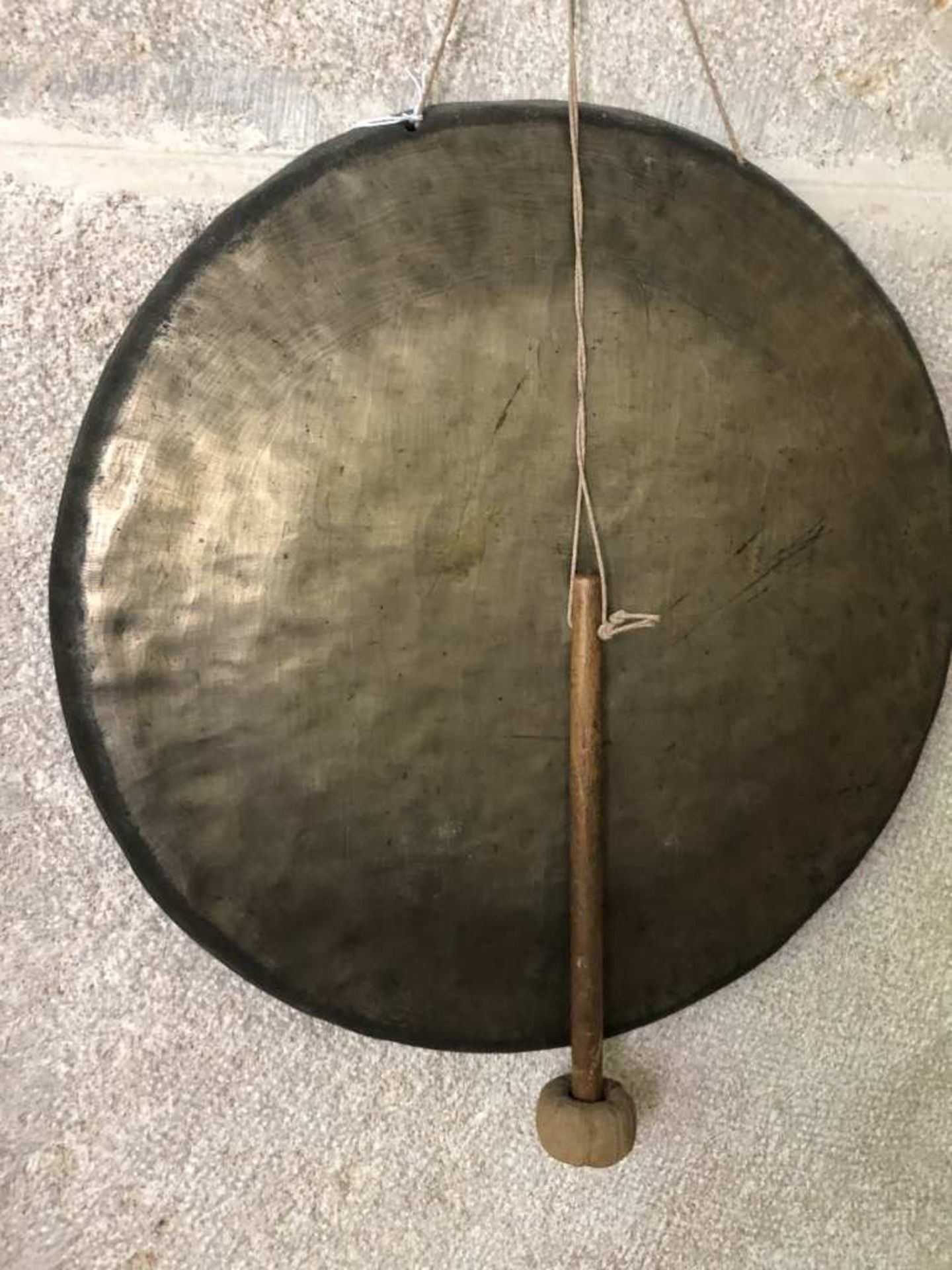 ASIE. Gong en laiton et marteau en bois et coton. XIXe siècle. D. 39 cm.