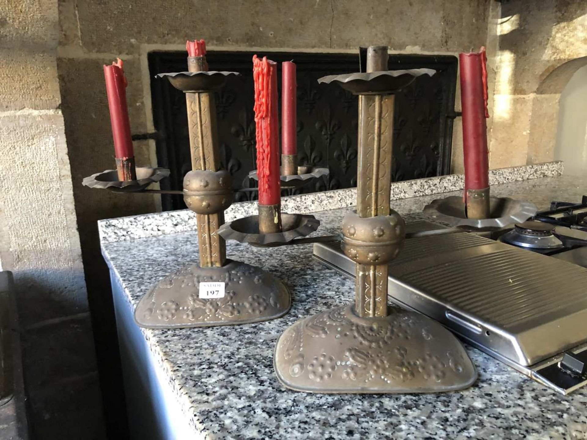 Paire de candélabres en cuivre à décor repoussé. H. 34 cm.