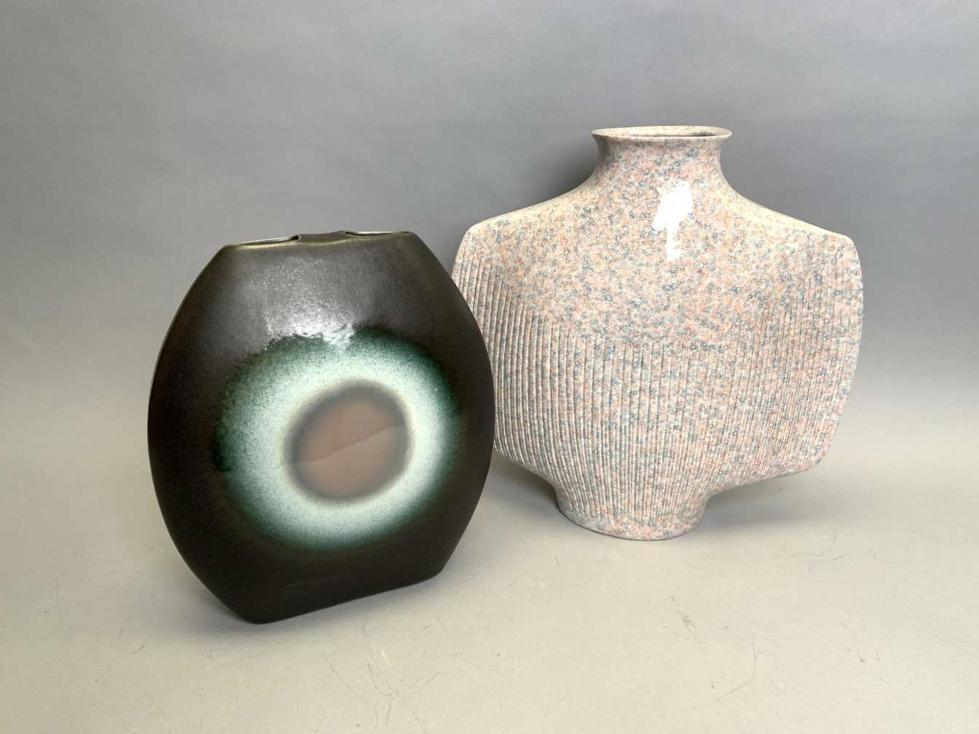 VIREBENT (Manufacture) – Modèle d’Yves MOHY (1925-2004). « Raie ». Vase en porcelaine émaillée.