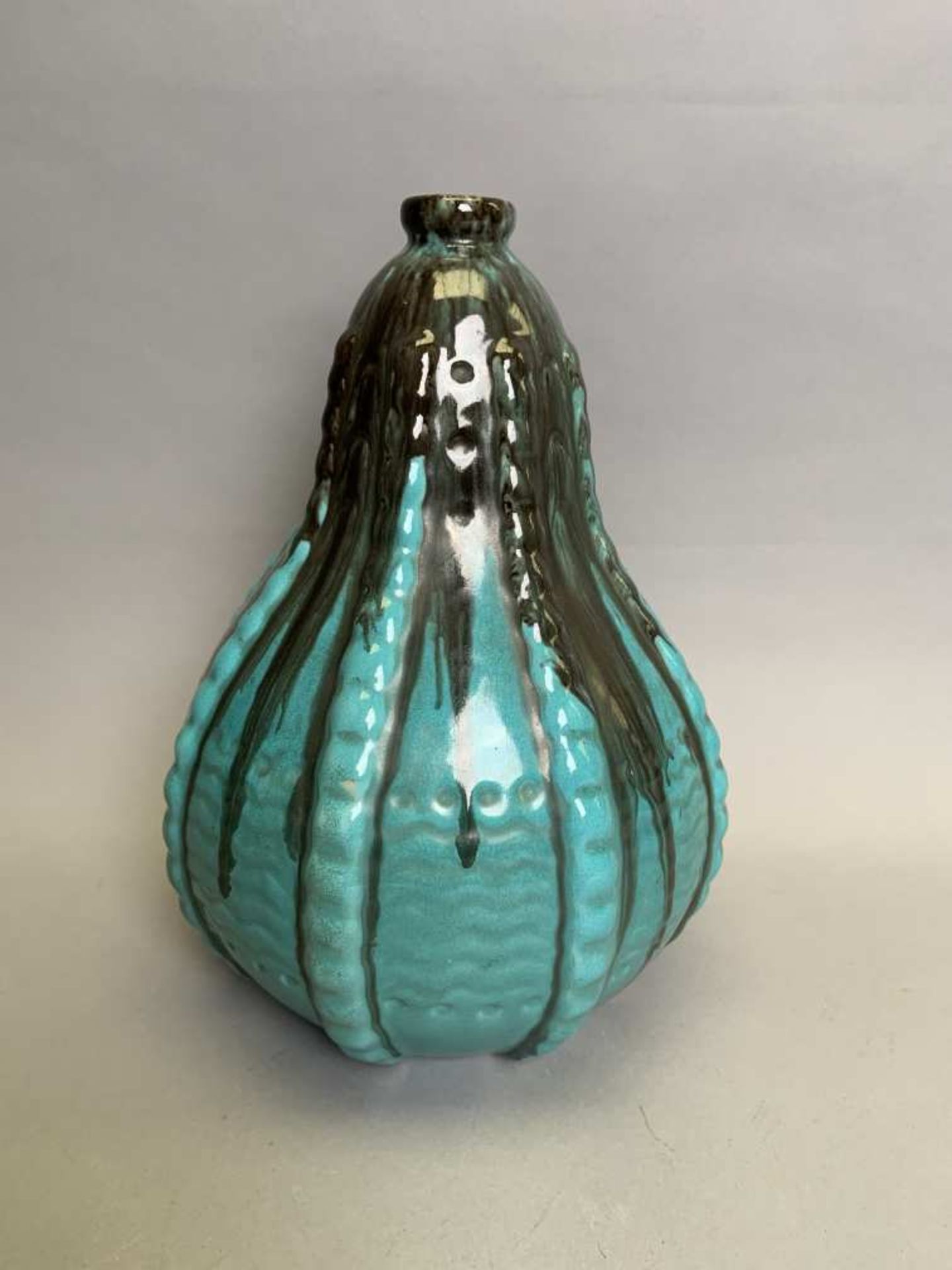 PRIMAVERA. « Coloquinte ». Vase soliflore. Épreuve en céramique émaillée polychrome. Circa 1930.