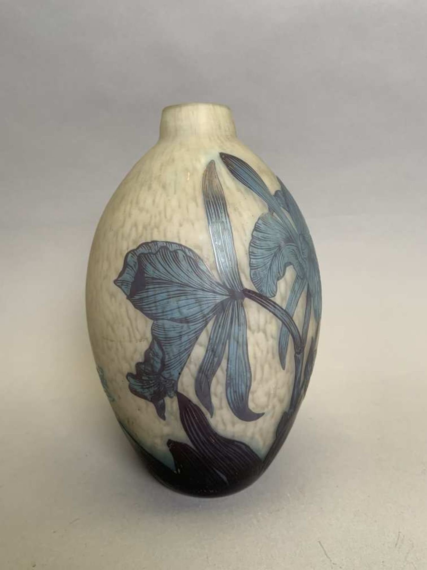 André DELATTE (1887-1953) à Nancy. « Iris ». Vase ovoïde à col soliflore. Épreuve en verre