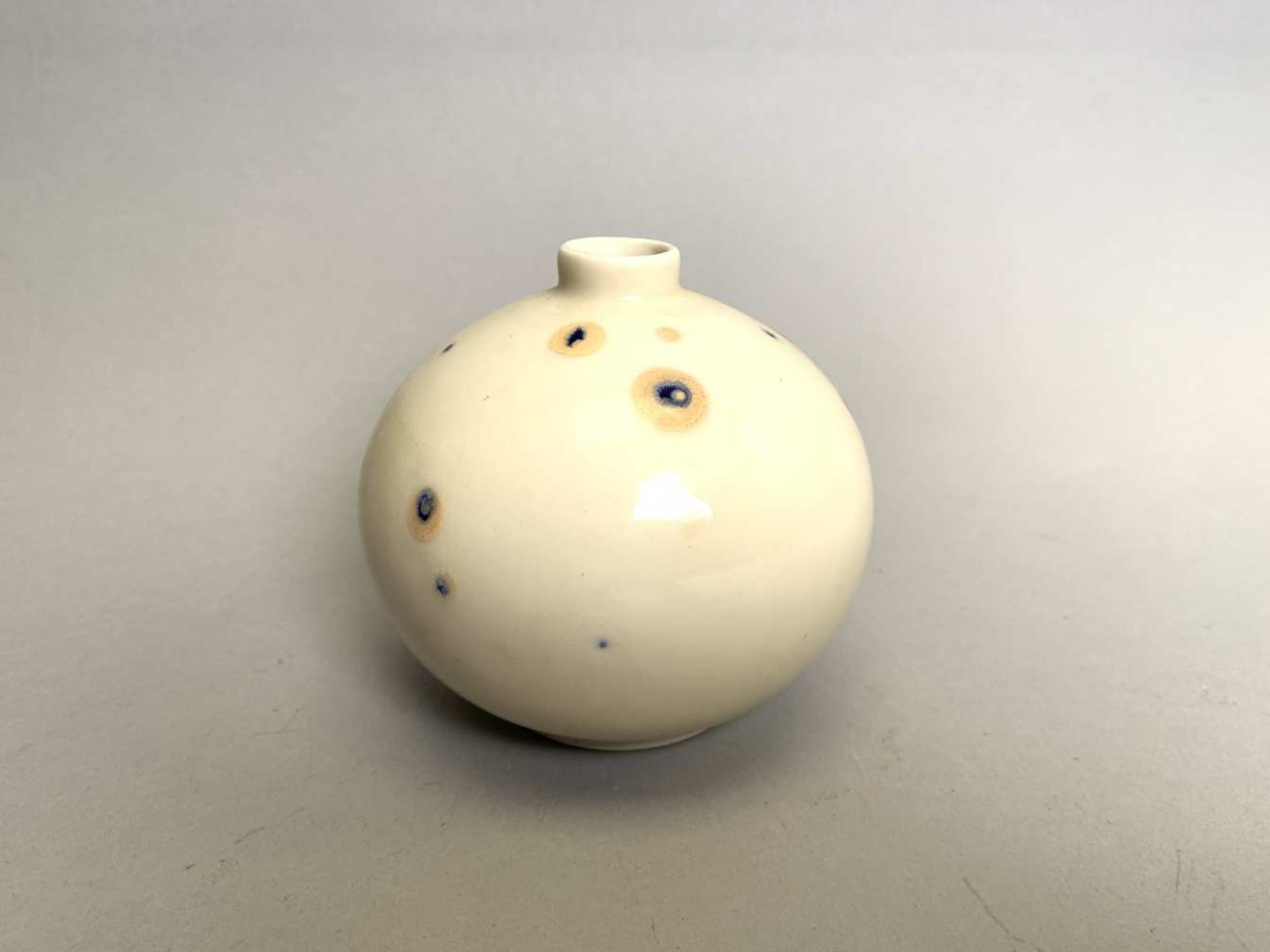 Georges PAPAULT à Limoges. « Constellations ». Vase boule à col soliflore. Épreuve en porcelaine