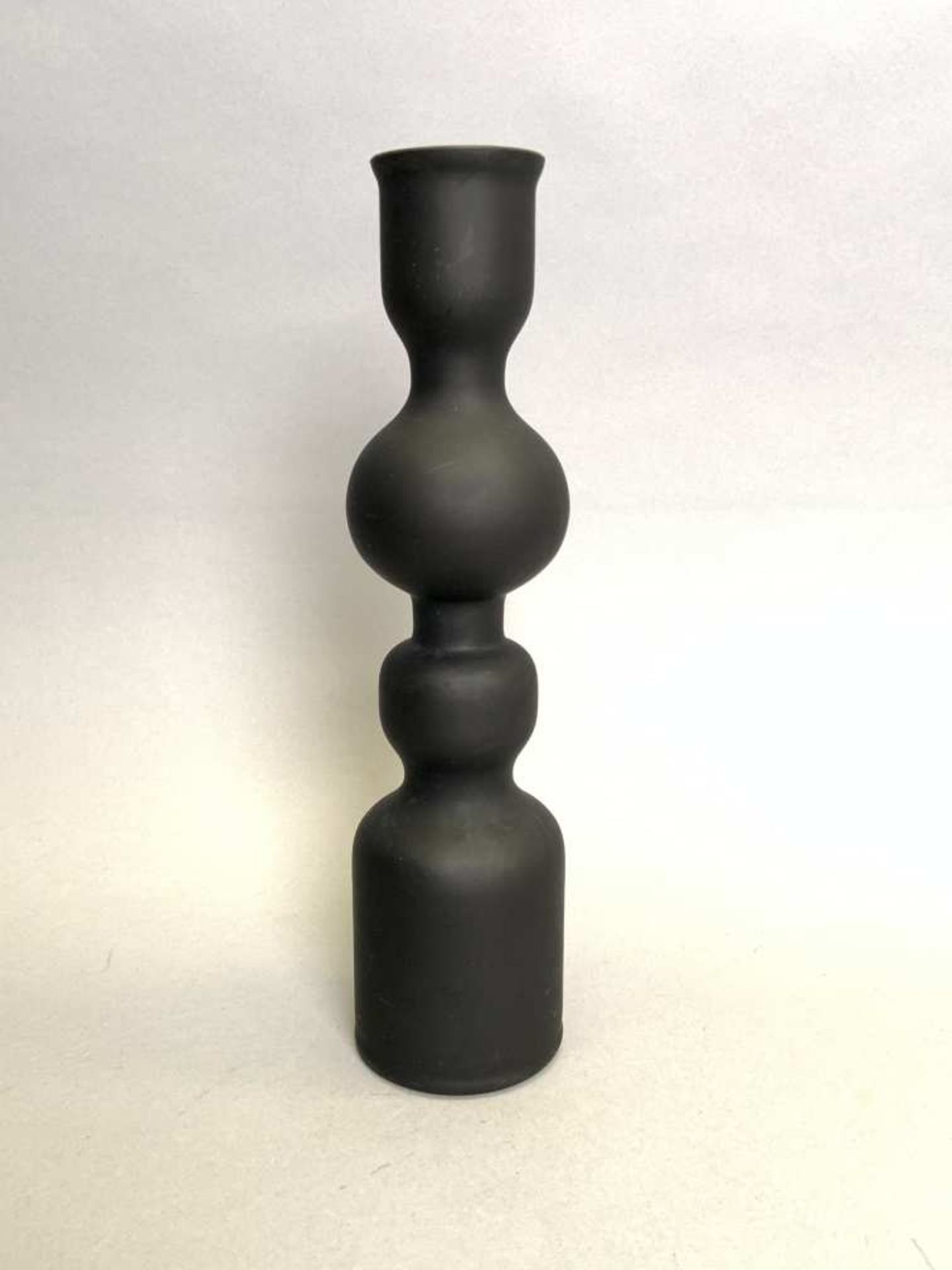 Carlo MORETTI (1934-2008) à MURANO. Vase. Épreuve en verre doublé ; blanc, noir. Porte l’étiquette