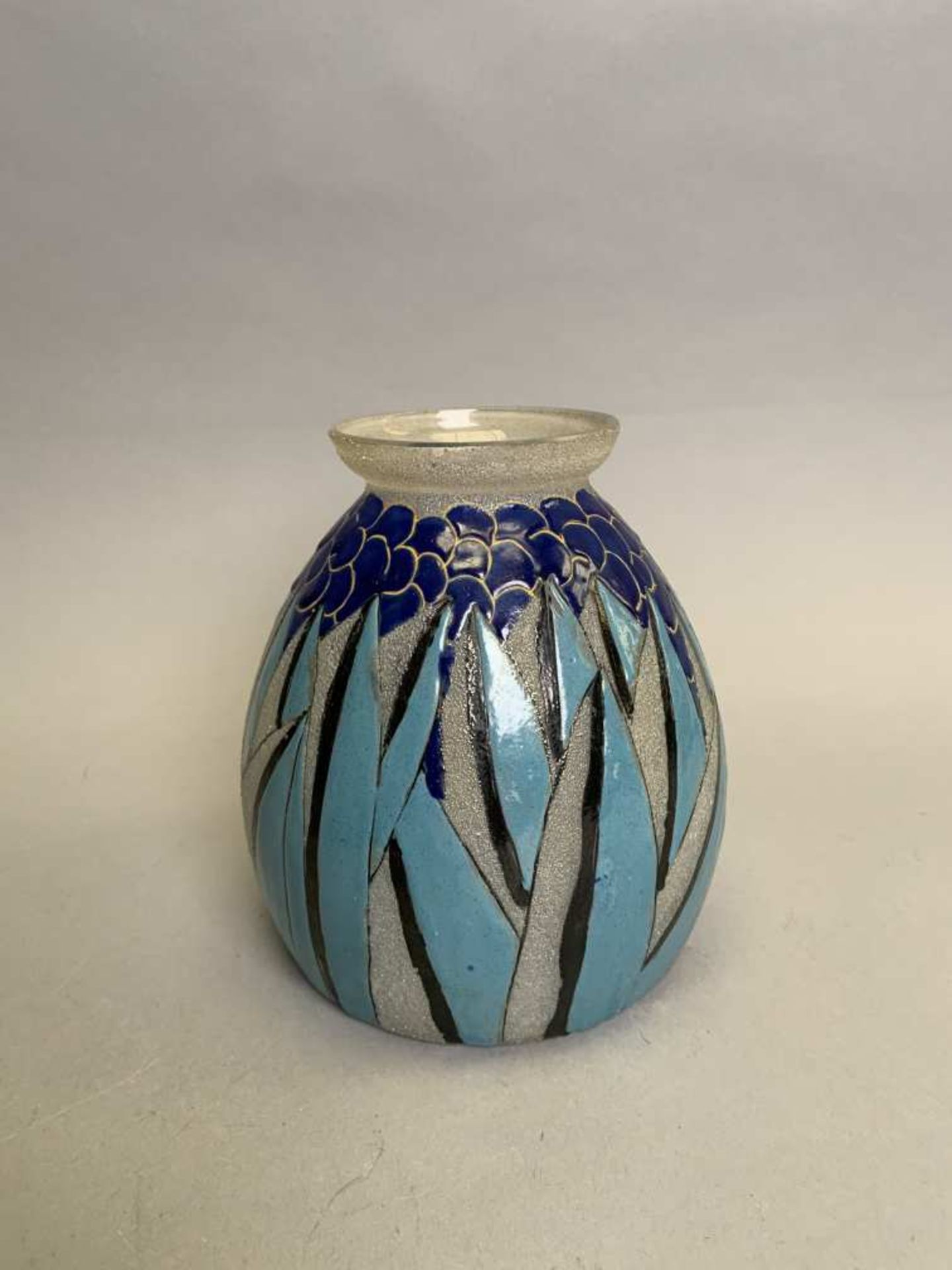 Adrien MAZOYER (1887-1950). Vase piriforme à col évasé. Épreuve en verre au décor, de feuillages