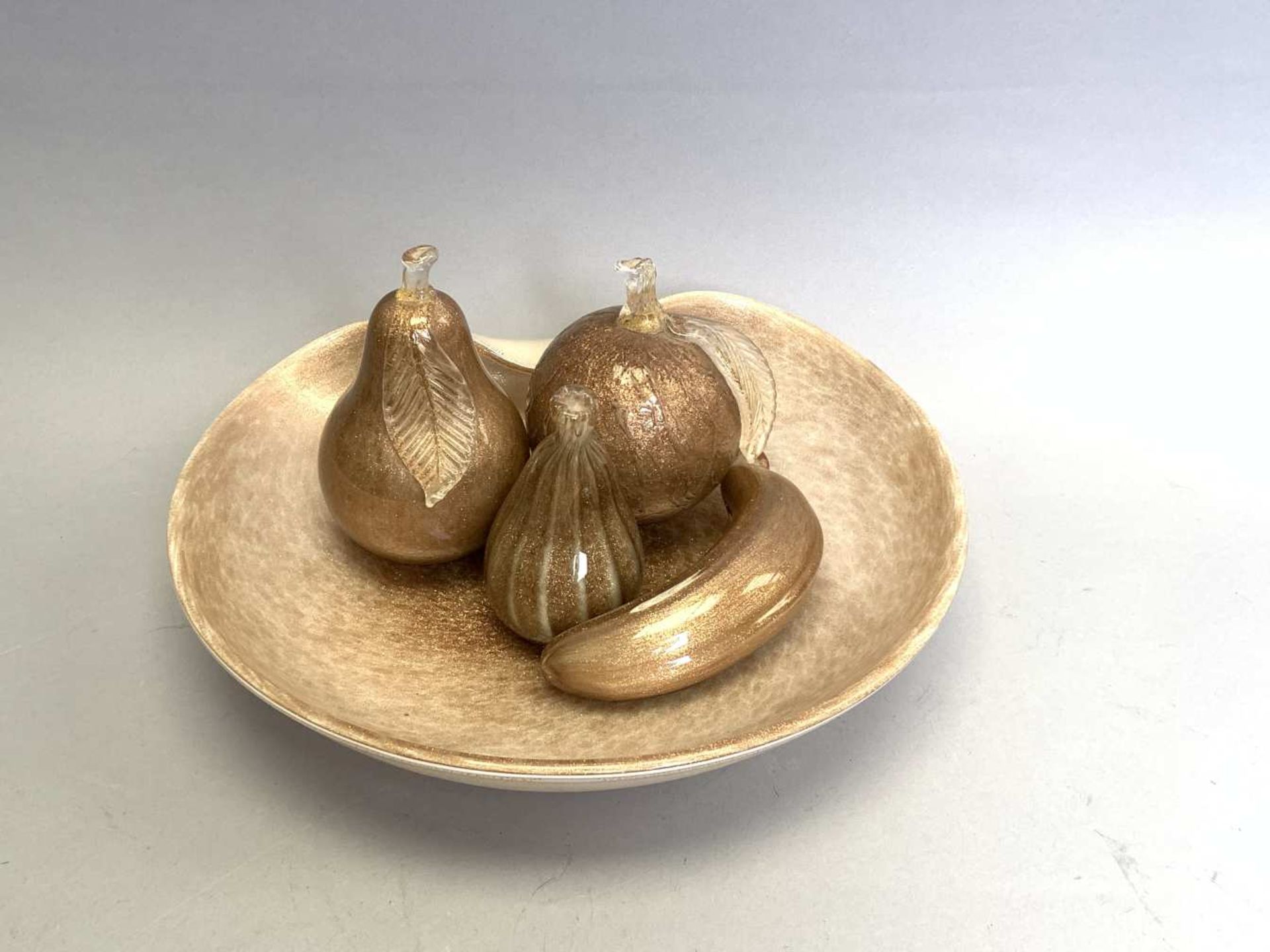 Travail de MURANO. « Coupe, pomme, poire, banane et figue ». Épreuves en verre aux riches inclusions