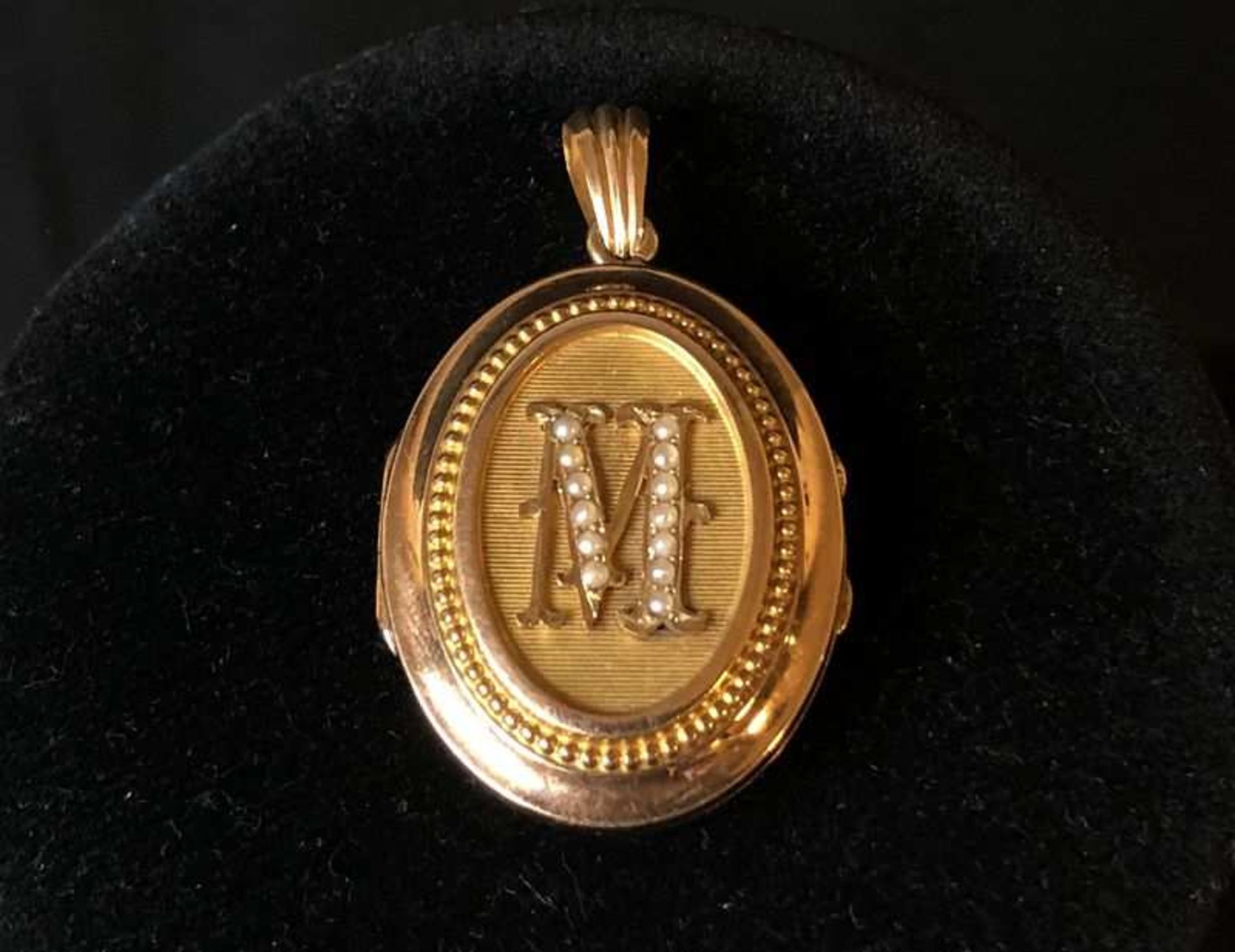 Pendentif porte-photo en or ciselé et guilloché (avec verre), chiffré M avec fines perles. 3,5 x 3