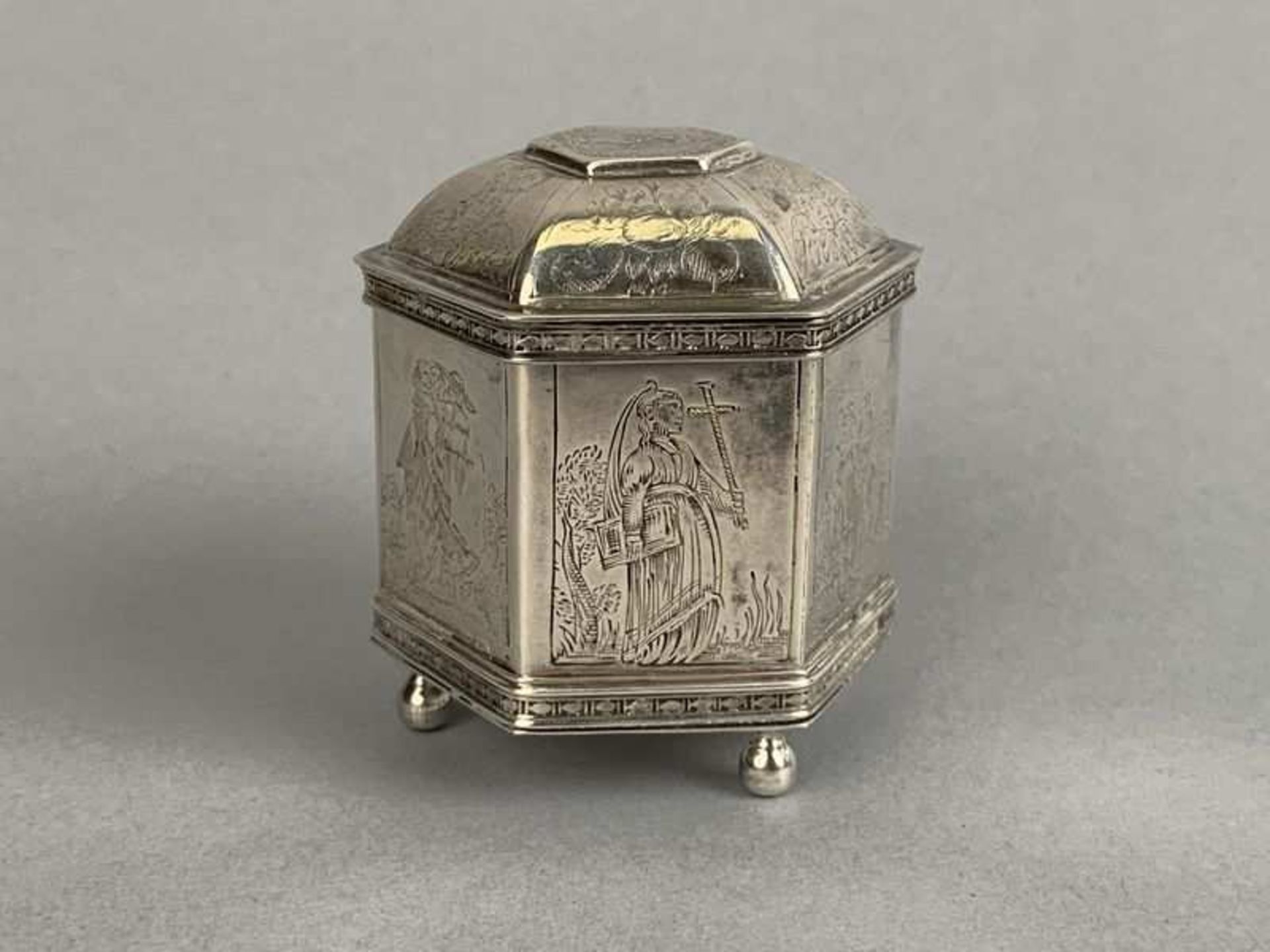 Boîte religieuse en argent, intérieur vermeil, de forme hexagonale avec couvercle. Appelée "chasse-